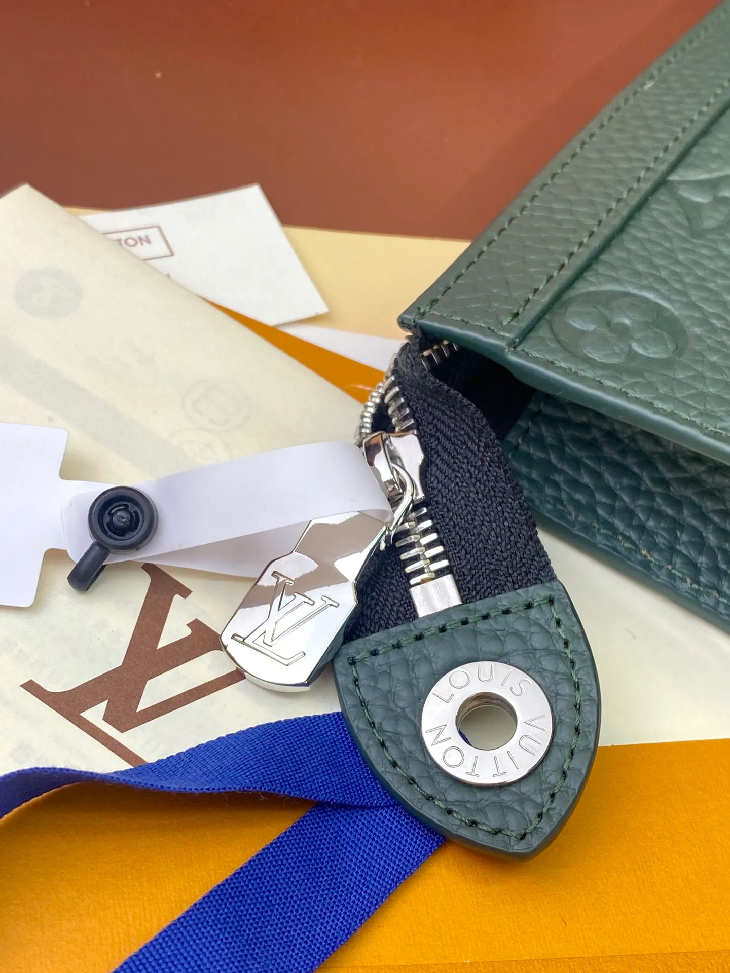 💰 720 upgraded version⚠️M61692 embossed green! Chip version, (made of first-layer cowhide) POCHETTE VOYAGE clutch. This Pochette Voyage clutch is made of Taïga pebbled cowhide, marked with LV letters on one corner, and paired with shiny metal parts. The zipper opens the card slot and main compartment, which can accommodate small items. Detailed features! 27 x 21 x 6 cm, (Length x Height x Width), Taïga cow leather, Textile lining, Metal hardware, Zip closure, Internal slip pocket, Card compartment, Made in one of France, Spain, Italy and the United States.