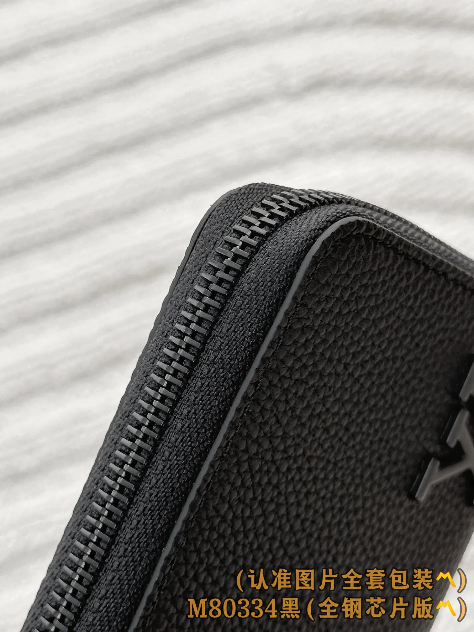 M80334 black (〽️Grade A all-steel〽️) personalized customized version! 163 transcoding chip, ZIPPY HORIZONTAL wallet! This Aerogram wallet is made of Madison Ms canvas with bright metal parts. It uses extremely smooth and high-quality black cowhide that is reminiscent of retro aviation letters. It is decorated with the tonal metal LV initials. A reinterpretation of the classic Zippy Vertical wallet in a horizontal configuration. A wraparound zipper opens the main compartment, and a central zipper pocket, card slots on both sides, and receipt compartments add to the functionality.  10 x 2.5 x 21 cm (height x width x length). 💰820
