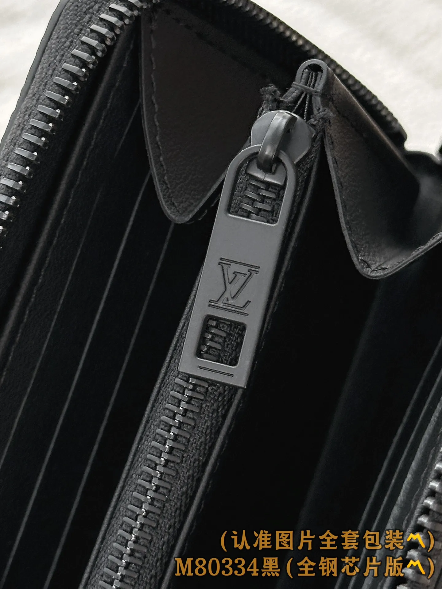 M80334 black (〽️Grade A all-steel〽️) personalized customized version! 163 transcoding chip, ZIPPY HORIZONTAL wallet! This Aerogram wallet is made of Madison Ms canvas with bright metal parts. It uses extremely smooth and high-quality black cowhide that is reminiscent of retro aviation letters. It is decorated with the tonal metal LV initials. A reinterpretation of the classic Zippy Vertical wallet in a horizontal configuration. A wraparound zipper opens the main compartment, and a central zipper pocket, card slots on both sides, and receipt compartments add to the functionality.  10 x 2.5 x 21 cm (height x width x length). 💰820