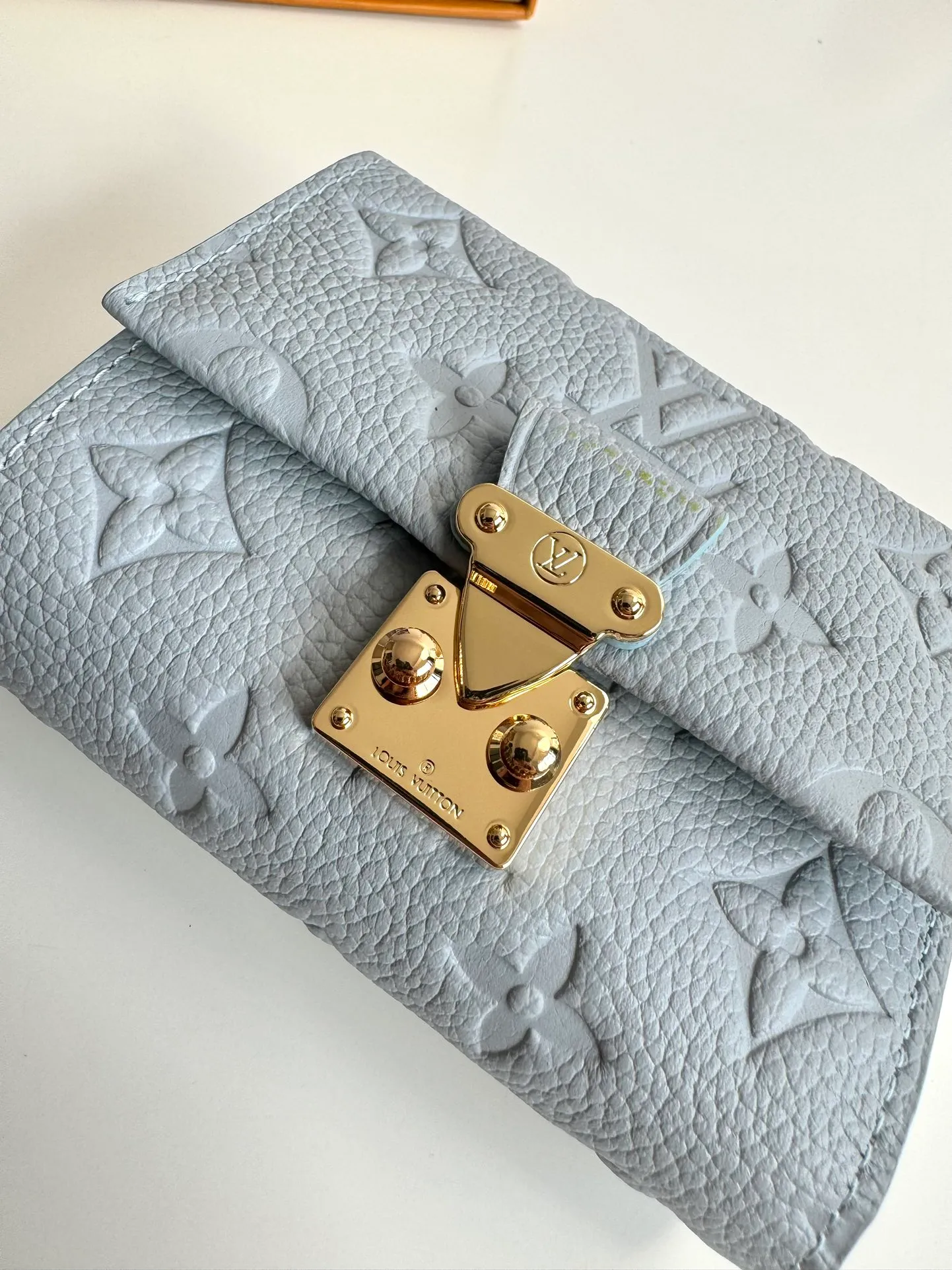 P620🇫🇷Overseas original single M82926 blue exclusive real shot! Métis Short Wallet Inspired by the Métis leather goods collection, the Métis Short Wallet is made of soft Monogram Empreinte leather embossed with the classic Monogram pattern. The pocket S-lock lock secures the flap, continuing the classic Louis Vuitton hard case elements. The elegant construction offers ample interior space, including a zipped accordion coin pocket, patch pockets and card slots. Size: 11.5×8.5×4cm