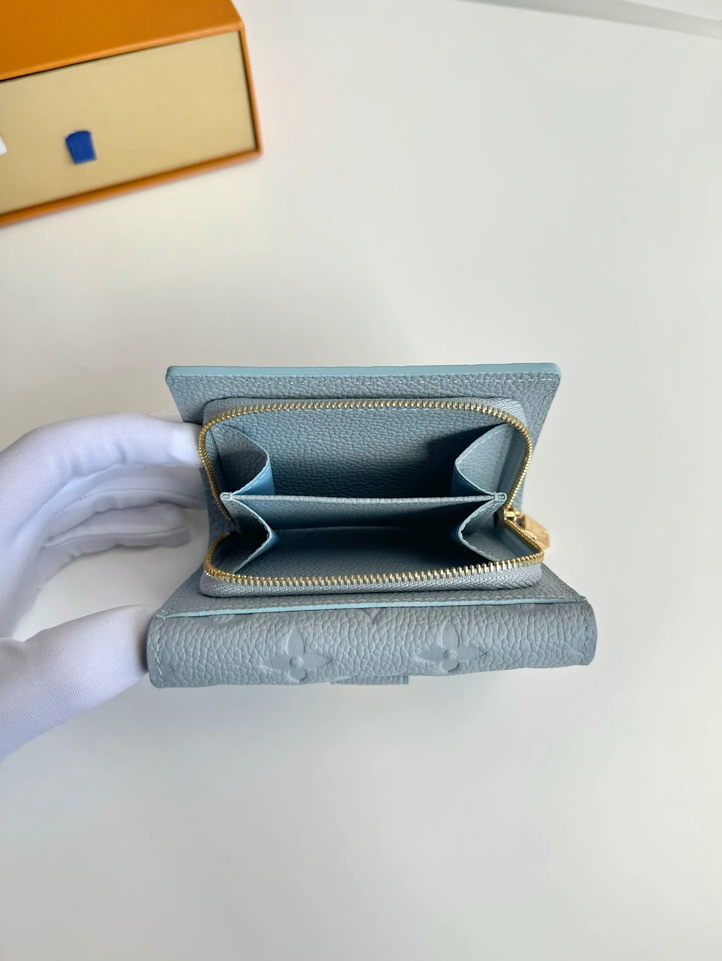 P620🇫🇷Overseas original single M82926 blue exclusive real shot! Métis Short Wallet Inspired by the Métis leather goods collection, the Métis Short Wallet is made of soft Monogram Empreinte leather embossed with the classic Monogram pattern. The pocket S-lock lock secures the flap, continuing the classic Louis Vuitton hard case elements. The elegant construction offers ample interior space, including a zipped accordion coin pocket, patch pockets and card slots. Size: 11.5×8.5×4cm