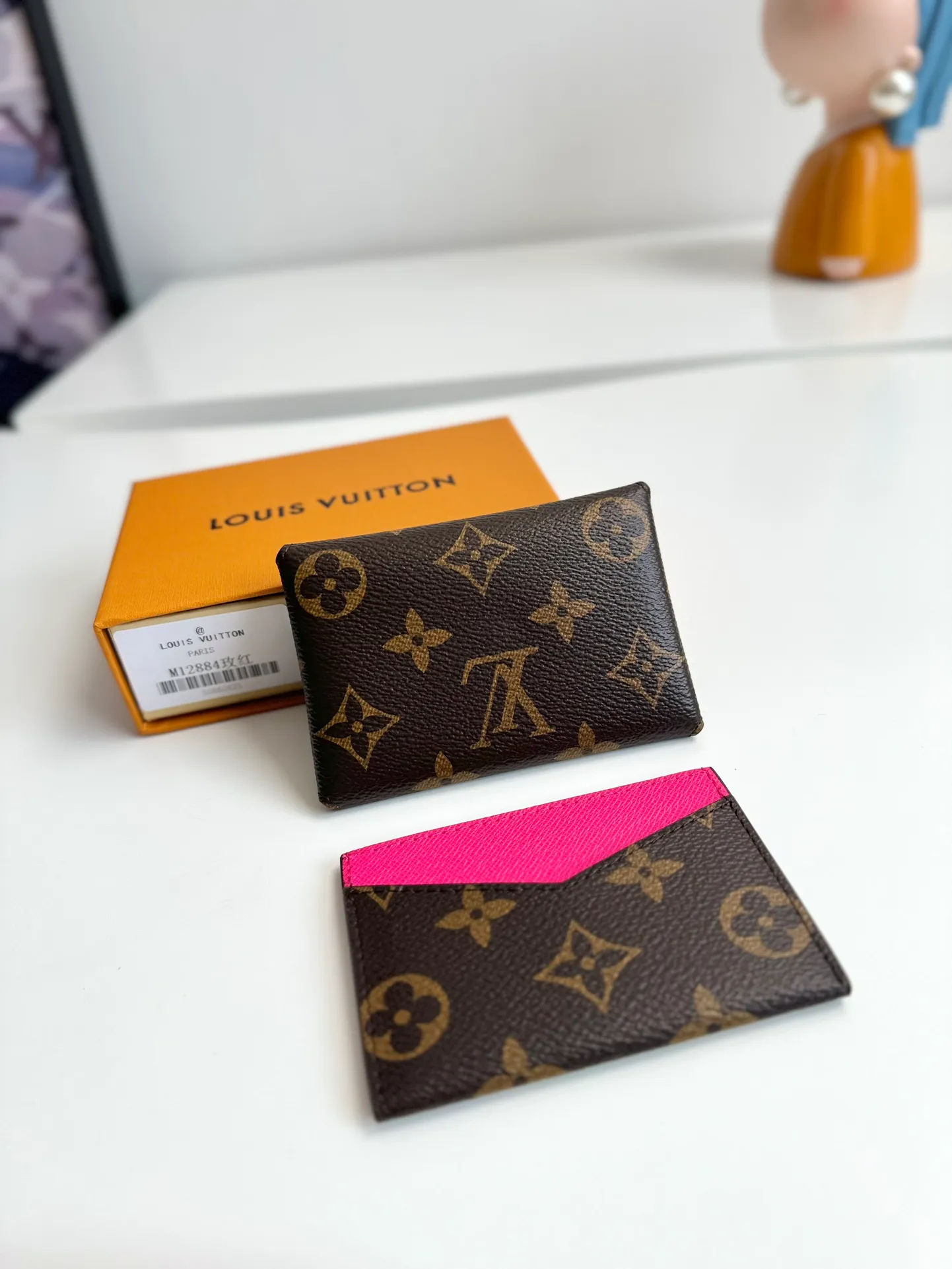 P340🇫🇷Exclusive real shot of overseas original single M12793! This card holder renews the envelope-like structure of the original Kirigami Pochette clutch, adding a new twist to the Colormania collection. Monogram canvas is combined with a bright leather lining and glossy snap buttons, and the two-in-one compartment can be used separately. Size: 11×7.5×1.5cm