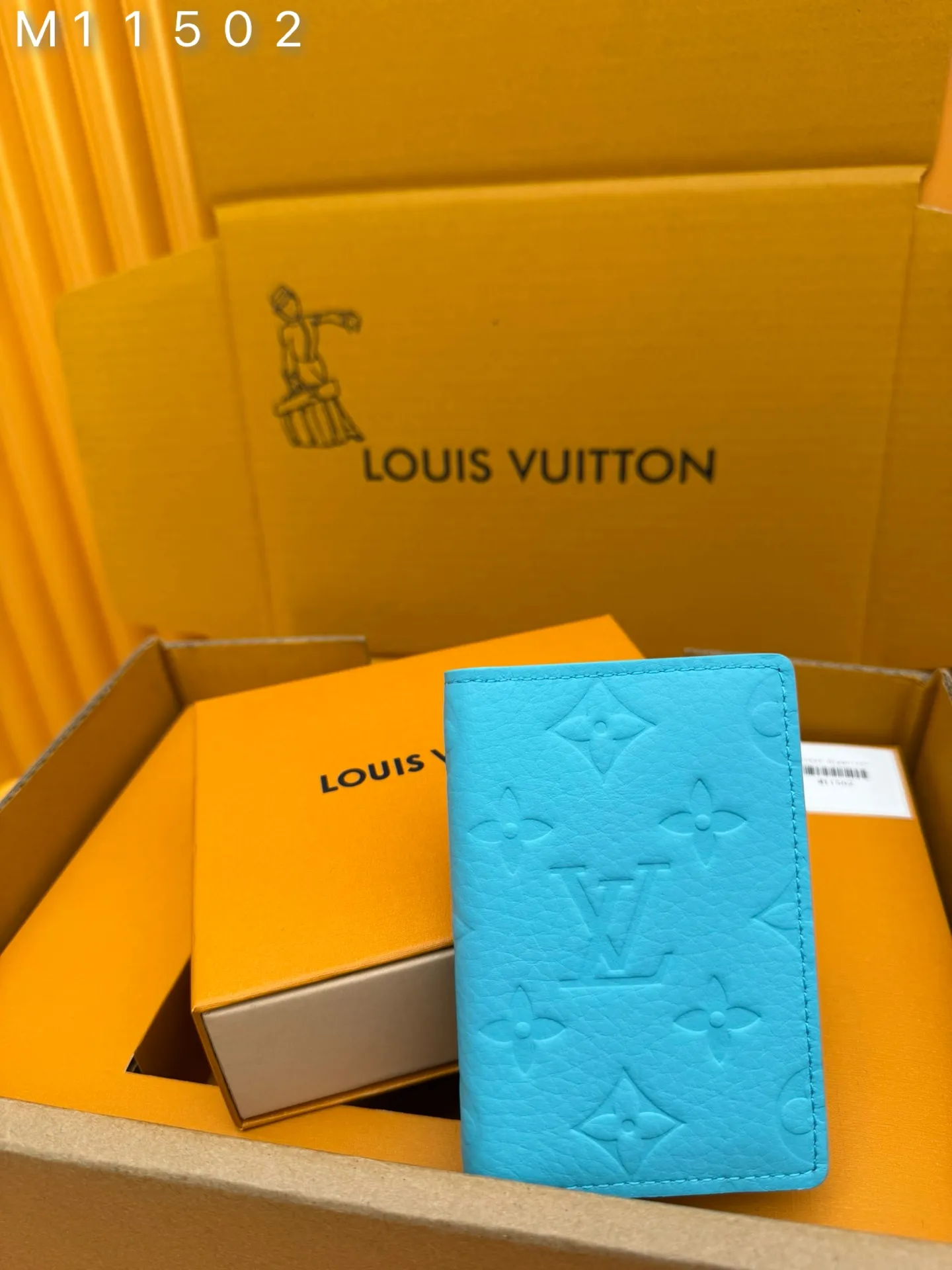 M11502 "Special Duty Free" ♻️[Official special edition·First-class material·All-steel hardware·French chips·Full set of packaging] This pocket wallet is made of soft and wear-resistant Taurillon leather, showing the brand's classic Monogram embossing. The fresh colors imitate the bright moonlight, and the handsome design makes it an everyday choice for modern life. 7.5x11.1x1cm 💰400