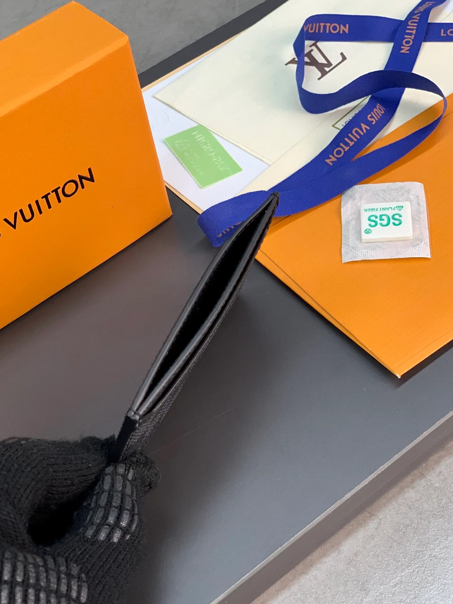 M62666 black grid! The Neo card holder in Monogram Macassar canvas is the perfect way to carry important cards. Leather trimmings enhance the classic Louis Vuitton pattern. Detailed features 11 x 7 x 0.6 cm 💰240