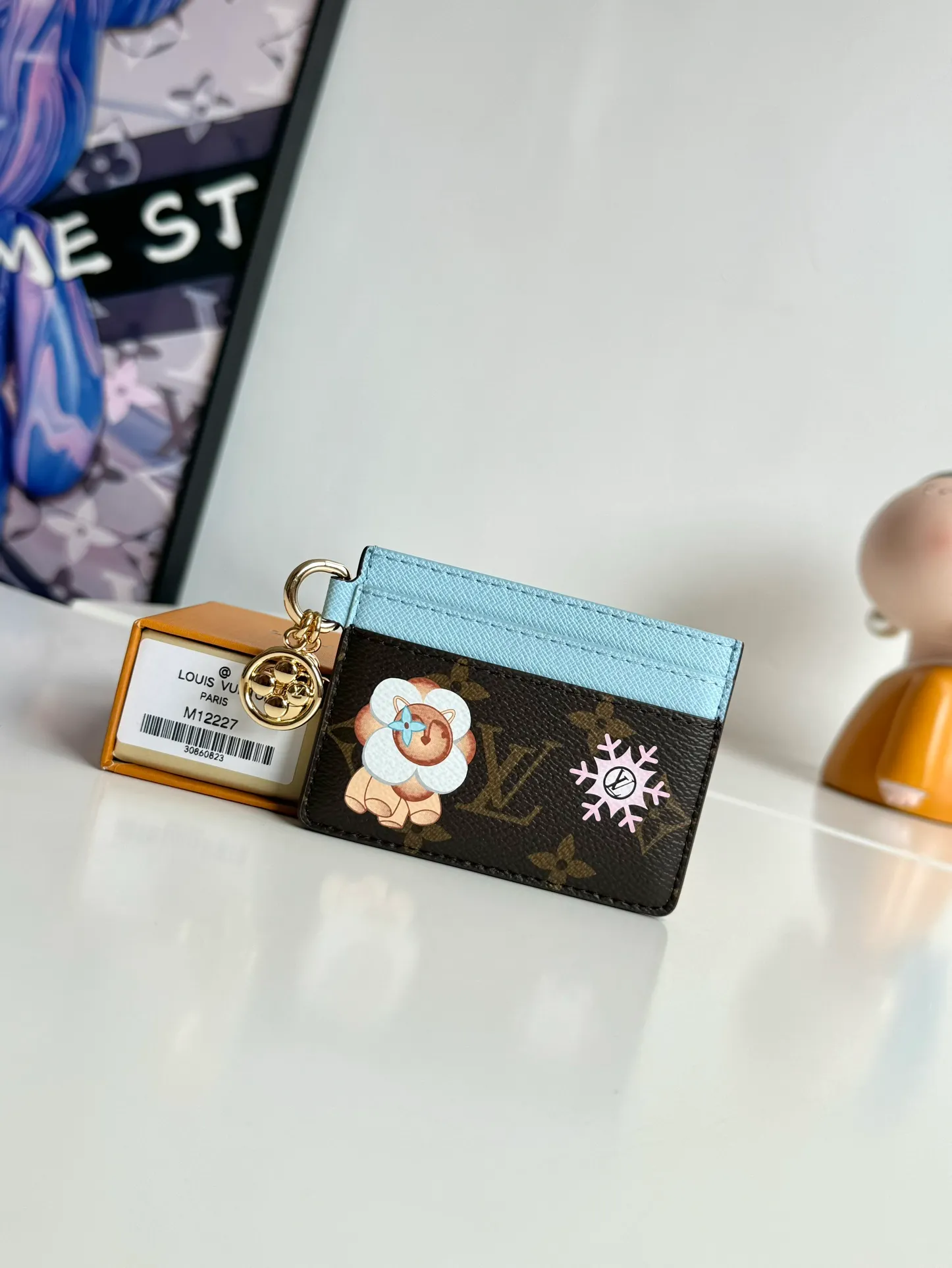 P320🇫🇷Exclusive real shot of overseas original single M12227! This LV Charms card holder from the Candy Factory collection invites the brand's mascots to enjoy the holiday season. Monogram canvas depicts the joyful scene of Vivienne wandering around colorful candies, with rich details of Vivienne shape decoration and LV flowers. Size: 10×7.3cm