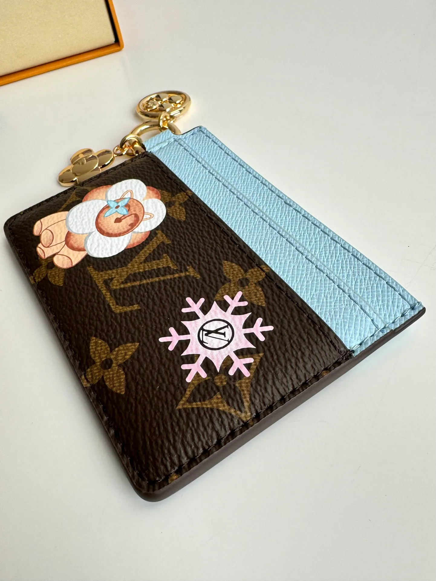 P320🇫🇷Exclusive real shot of overseas original single M12227! This LV Charms card holder from the Candy Factory collection invites the brand's mascots to enjoy the holiday season. Monogram canvas depicts the joyful scene of Vivienne wandering around colorful candies, with rich details of Vivienne shape decoration and LV flowers. Size: 10×7.3cm