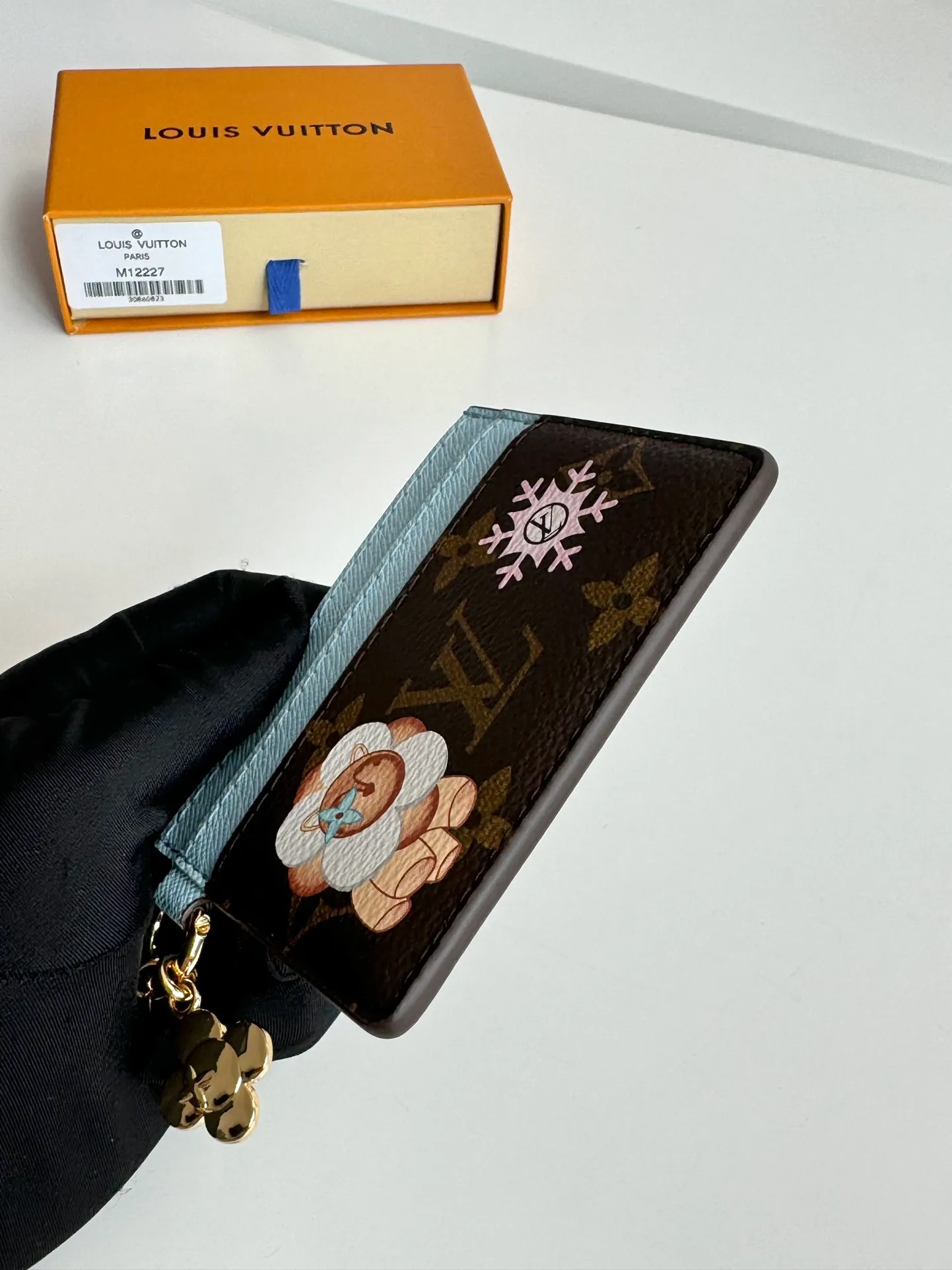 P320🇫🇷Exclusive real shot of overseas original single M12227! This LV Charms card holder from the Candy Factory collection invites the brand's mascots to enjoy the holiday season. Monogram canvas depicts the joyful scene of Vivienne wandering around colorful candies, with rich details of Vivienne shape decoration and LV flowers. Size: 10×7.3cm