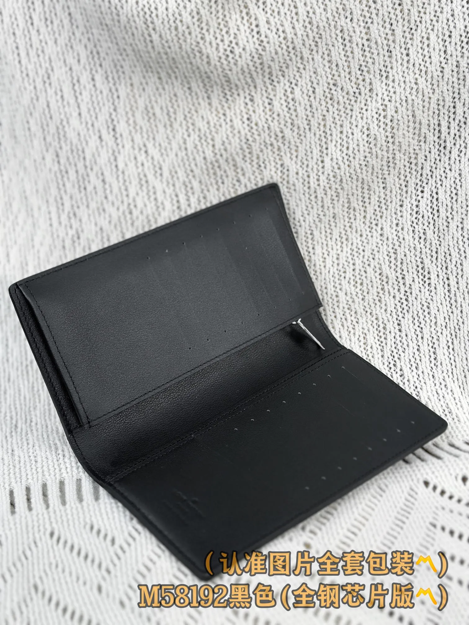 M58192 black (〽️A-grade all-steel version〽️) personalized customization, transcoding chip! Brazza Wallet, the brand's iconic Brazza long wallet is made of grained cowhide, creating an elegant and masculine look. Equipped with sixteen business card compartments, a large zippered compartment for storing change and multiple pockets, the wallet is both functional and beautiful. This Brazza wallet from the LV Aerogram series is also decorated with the LV Initials logo in the same tone, perfectly highlighting the brand style.  10 x 19 x 2 cm (length x height x width). Premium 360