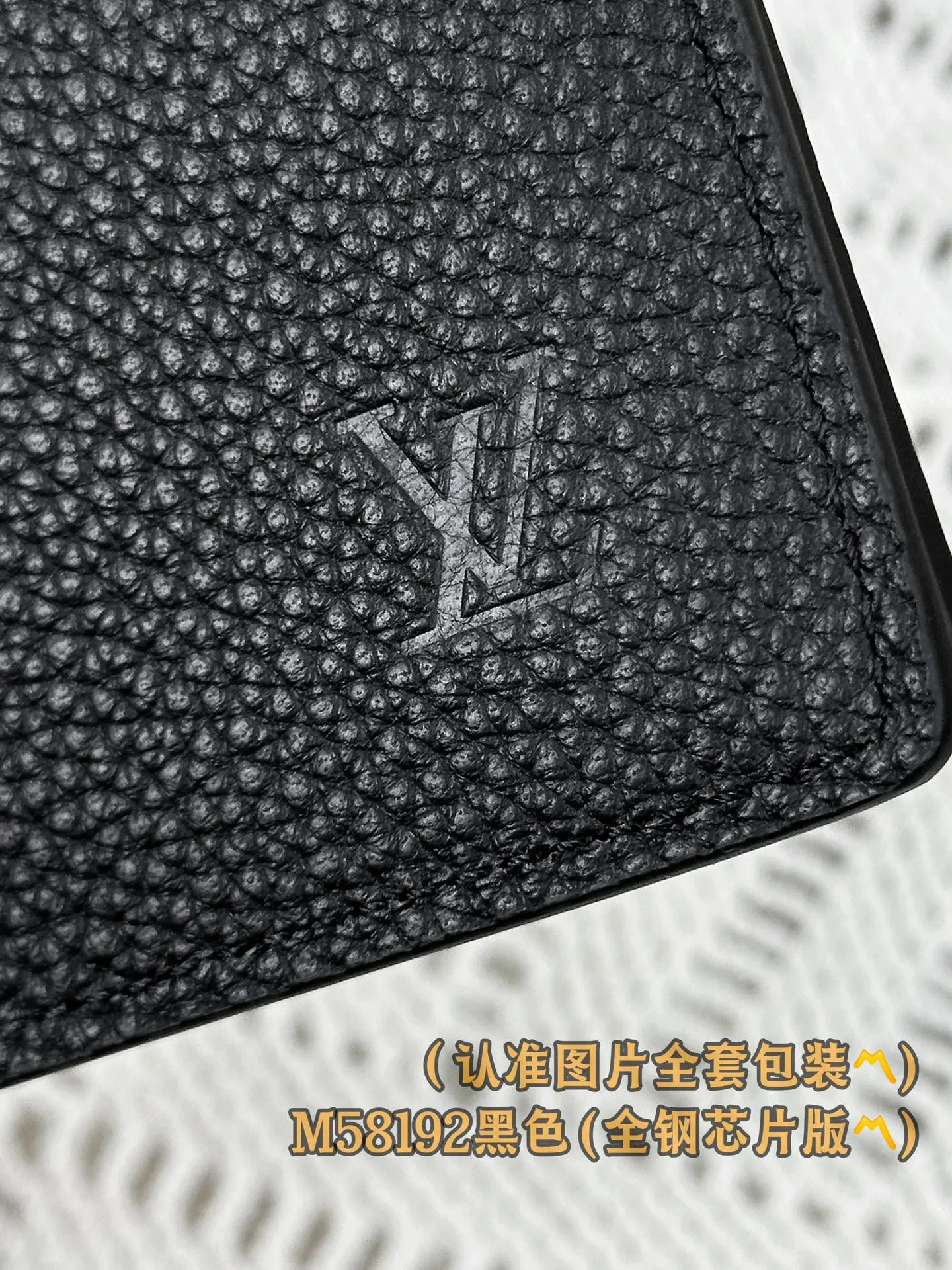 M58192 black (〽️A-grade all-steel version〽️) personalized customization, transcoding chip! Brazza Wallet, the brand's iconic Brazza long wallet is made of grained cowhide, creating an elegant and masculine look. Equipped with sixteen business card compartments, a large zippered compartment for storing change and multiple pockets, the wallet is both functional and beautiful. This Brazza wallet from the LV Aerogram series is also decorated with the LV Initials logo in the same tone, perfectly highlighting the brand style.  10 x 19 x 2 cm (length x height x width). Premium 360