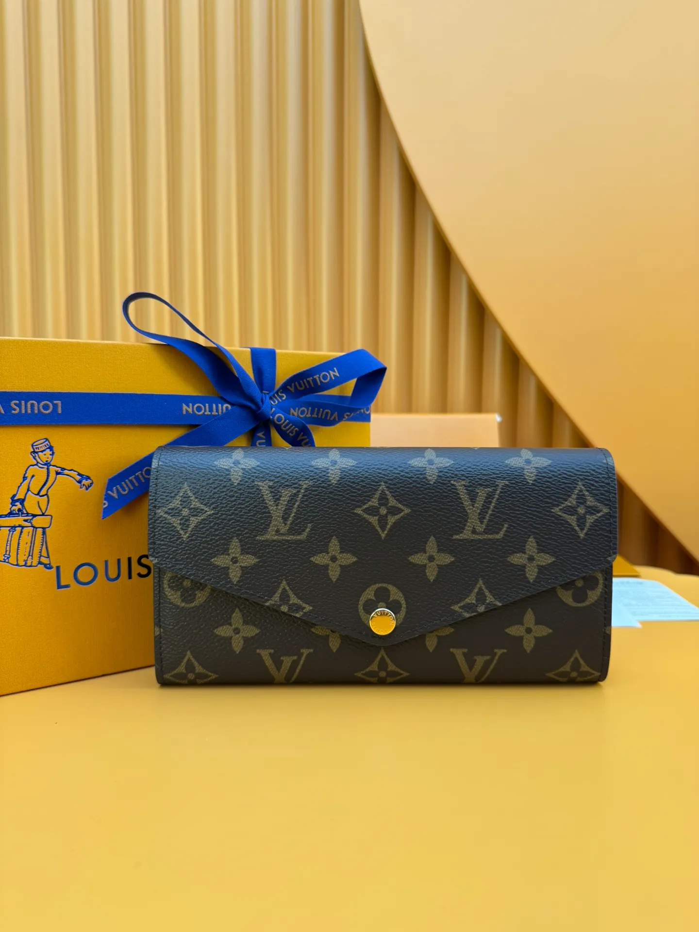 M60531 "Special Duty Free" ♻️[Official special edition·First-class material·All-steel hardware·Anti-counterfeiting chip·Full set of packaging] As one of Louis Vuitton's classic designs, the Sarah wallet combines Monogram canvas and grained leather lining to reproduce the elegance of an envelope-style design. The spacious interior features 2 large compartments, a central zipped coin pocket and multiple card slots. Safely stores multiple daily necessities. 19.0x10.5x2.5cm 💰600