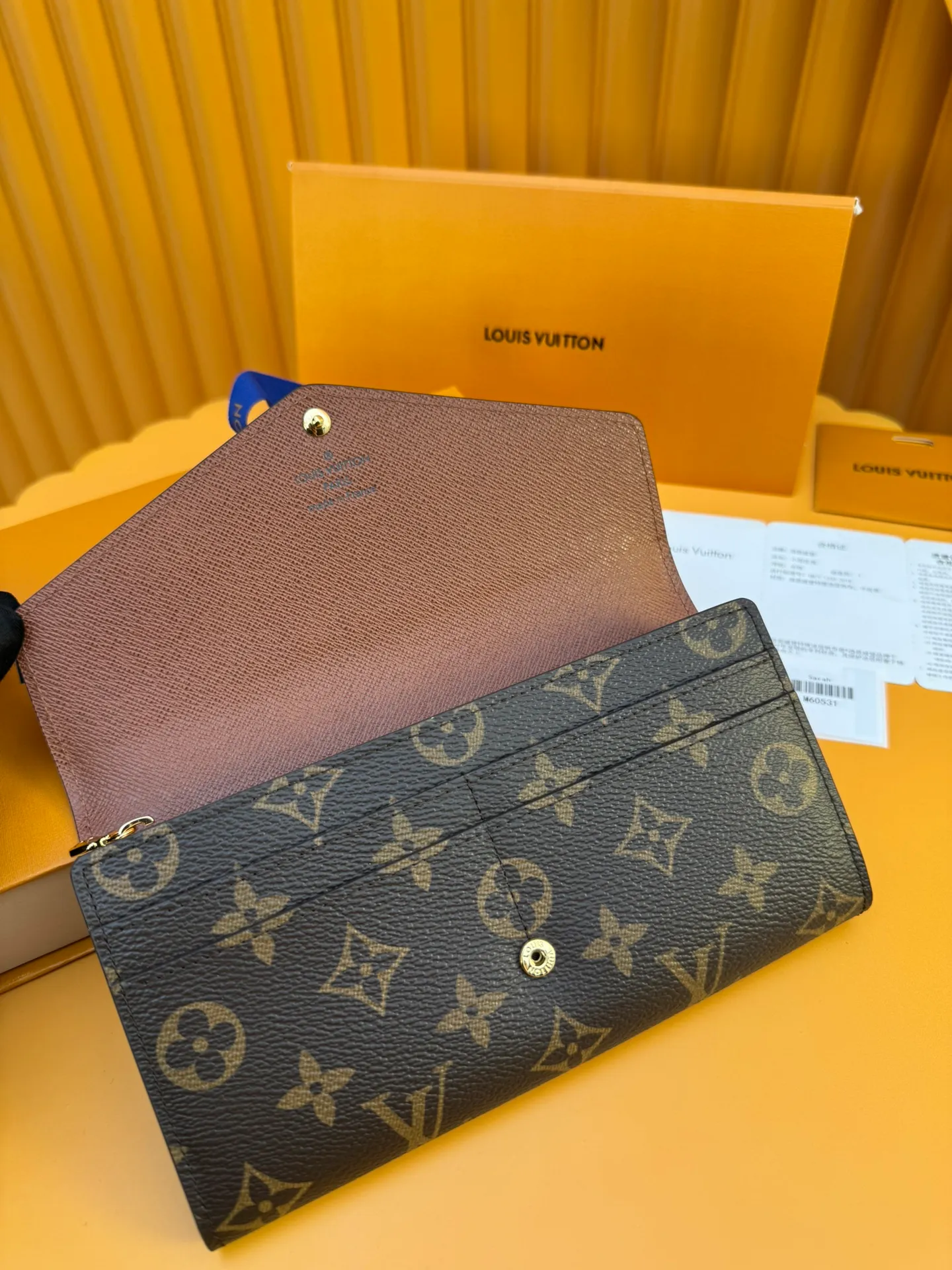 M60531 "Special Duty Free" ♻️[Official special edition·First-class material·All-steel hardware·Anti-counterfeiting chip·Full set of packaging] As one of Louis Vuitton's classic designs, the Sarah wallet combines Monogram canvas and grained leather lining to reproduce the elegance of an envelope-style design. The spacious interior features 2 large compartments, a central zipped coin pocket and multiple card slots. Safely stores multiple daily necessities. 19.0x10.5x2.5cm 💰600