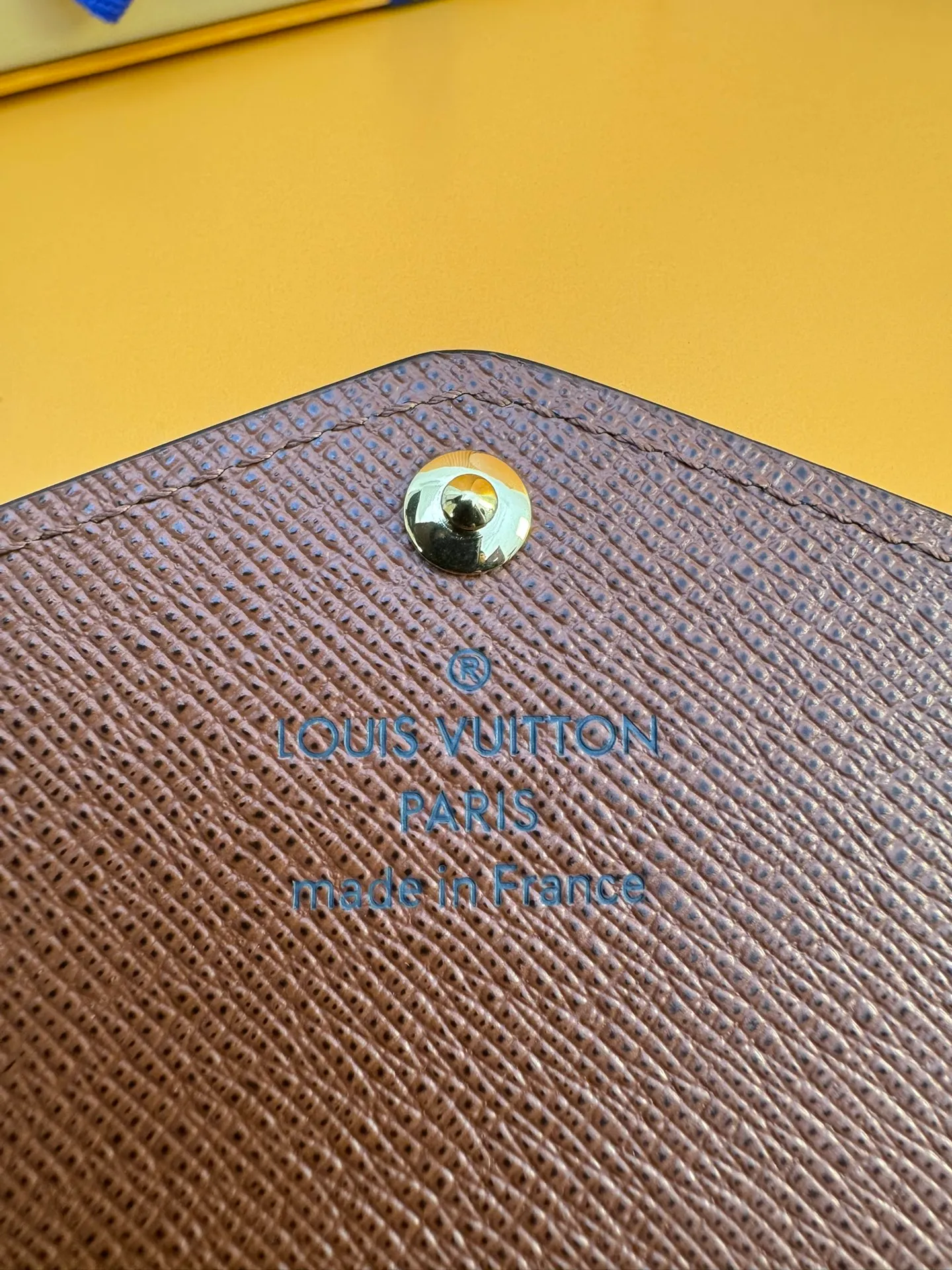M60531 "Special Duty Free" ♻️[Official special edition·First-class material·All-steel hardware·Anti-counterfeiting chip·Full set of packaging] As one of Louis Vuitton's classic designs, the Sarah wallet combines Monogram canvas and grained leather lining to reproduce the elegance of an envelope-style design. The spacious interior features 2 large compartments, a central zipped coin pocket and multiple card slots. Safely stores multiple daily necessities. 19.0x10.5x2.5cm 💰600