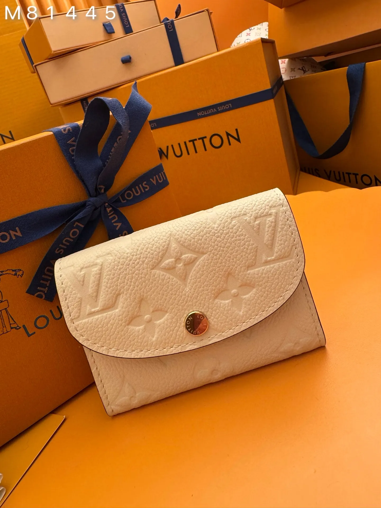 M81445 "Special Duty Free" ♻️ [Official special edition·First-class material·All-steel hardware·163 chips·Full set of packaging] This Rosalie coin purse is made of Monogram Empreinte embossed soft-grained cow leather. It opens with a rounded flap and has a compact configuration. It has a zippered coin pocket, a patch pocket and a card compartment inside. Louis Vuitton logo-engraved snaps secure the closure. 11x8x2.5cm 💰460