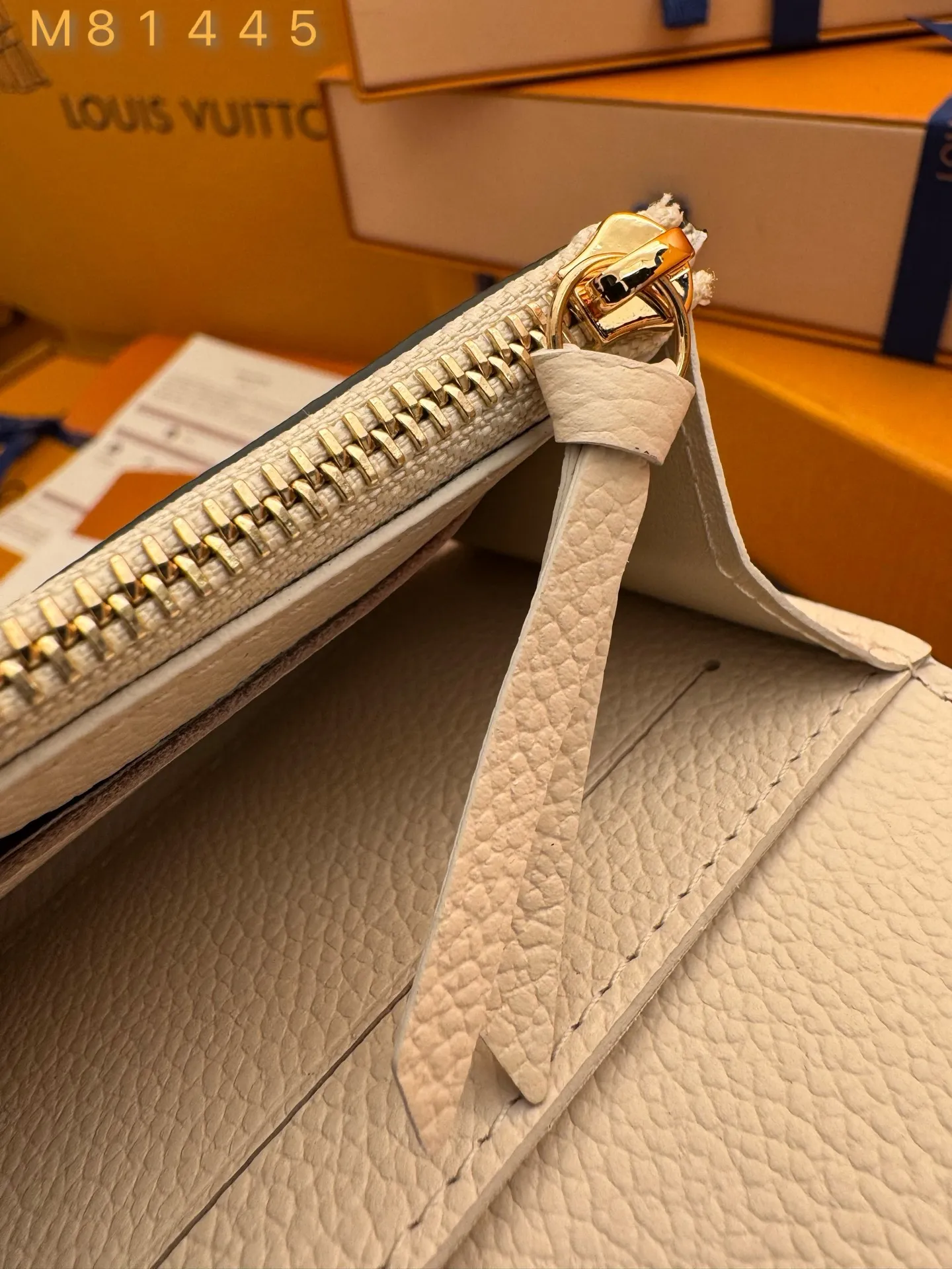 M81445 "Special Duty Free" ♻️ [Official special edition·First-class material·All-steel hardware·163 chips·Full set of packaging] This Rosalie coin purse is made of Monogram Empreinte embossed soft-grained cow leather. It opens with a rounded flap and has a compact configuration. It has a zippered coin pocket, a patch pocket and a card compartment inside. Louis Vuitton logo-engraved snaps secure the closure. 11x8x2.5cm 💰460