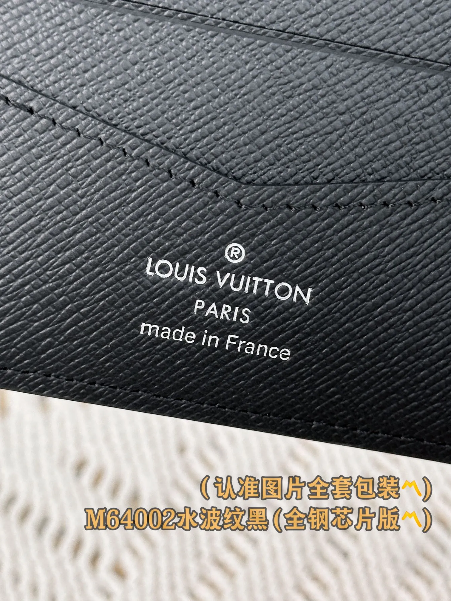 M64002 water ripple (〽️A-grade all-steel version〽️) personalized customization, transcoding chip! SLENDER ID WALLET Made of smooth Taiga leather, this wallet is small and slim enough to hold everyday essentials, yet easily stows away in a front or back pocket. This wallet features a transparent compartment for ID. 11.0 x 8.5 x 1.0 cm (length x height x width). Special grade 240
