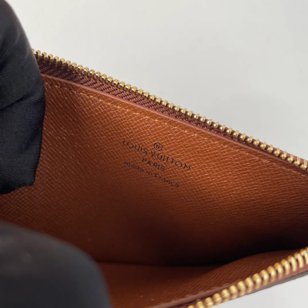 P300🇫🇷Exclusive real shot of overseas original M64038 presbyopia. This Coin card holder made of Damier Graphite canvas is a safe way to store coins and change. It has a slim appearance and interior features a credit card slot, zippered coin pocket and bill compartment. Black leather lining with black and gray canvas outer layer, fashionable and elegant. Size: 14×8cm