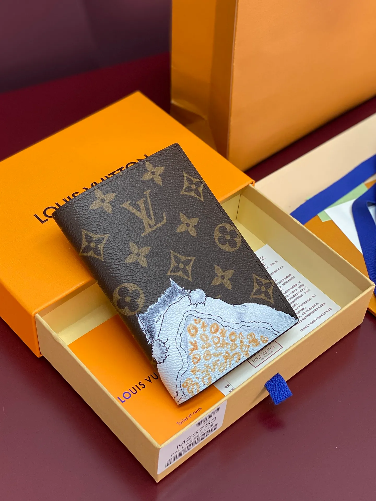 M25753 Silk screen cat! Passport Cover This passport cover is made of Monogram canvas and features hand-drawn illustrations by Grace Coddington, former special creative director of American Vogue, added to the LV Travels With series, adding another interesting option for pet lovers. The credit card slot, patch pockets and flap pockets are designed with functionality in mind, making it perfect for a weekend break or a long vacation.  14 x 2.5 x 10 cm (height x width x length). 💰340