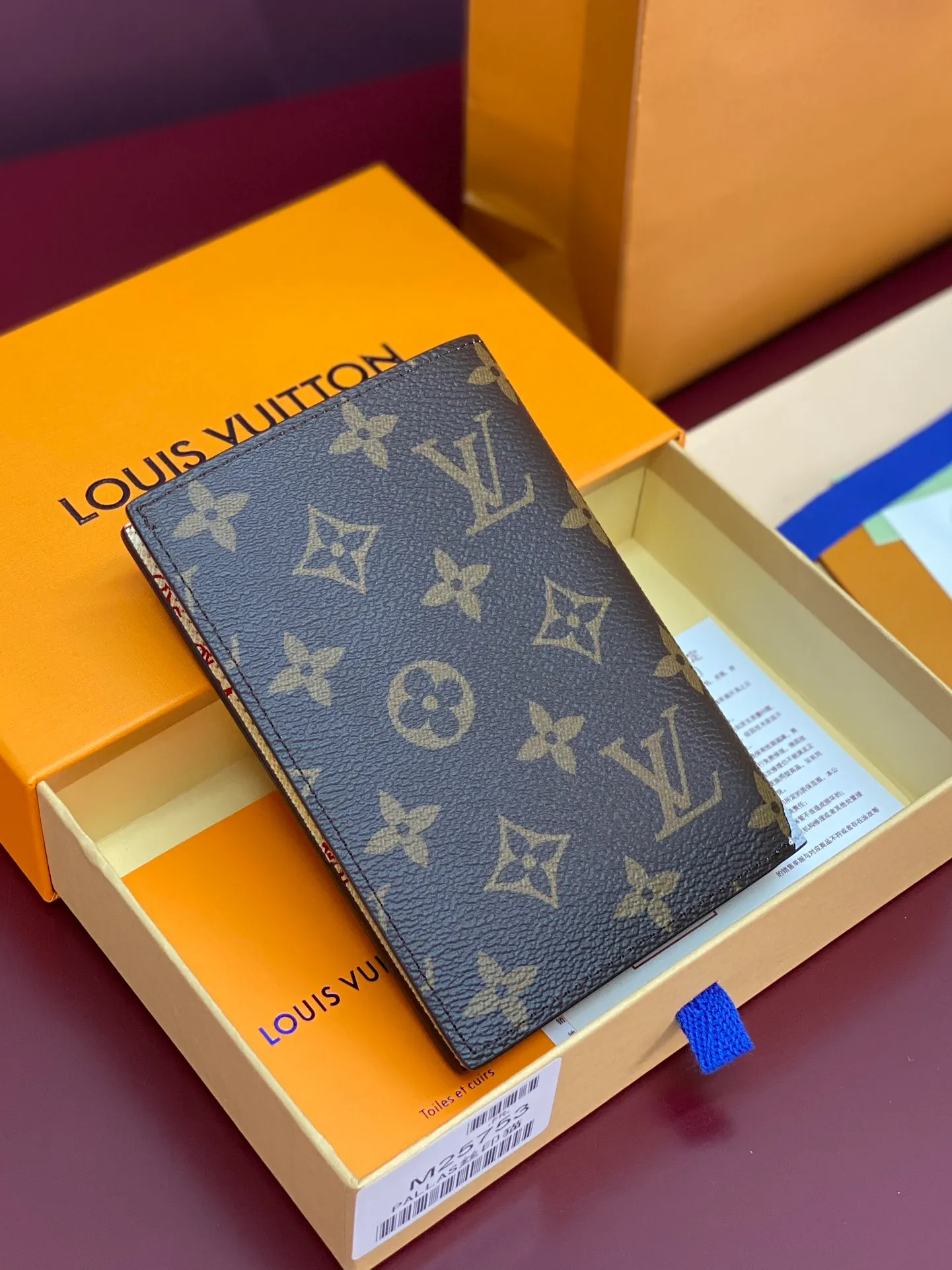 M25753 Silk screen cat! Passport Cover This passport cover is made of Monogram canvas and features hand-drawn illustrations by Grace Coddington, former special creative director of American Vogue, added to the LV Travels With series, adding another interesting option for pet lovers. The credit card slot, patch pockets and flap pockets are designed with functionality in mind, making it perfect for a weekend break or a long vacation.  14 x 2.5 x 10 cm (height x width x length). 💰340