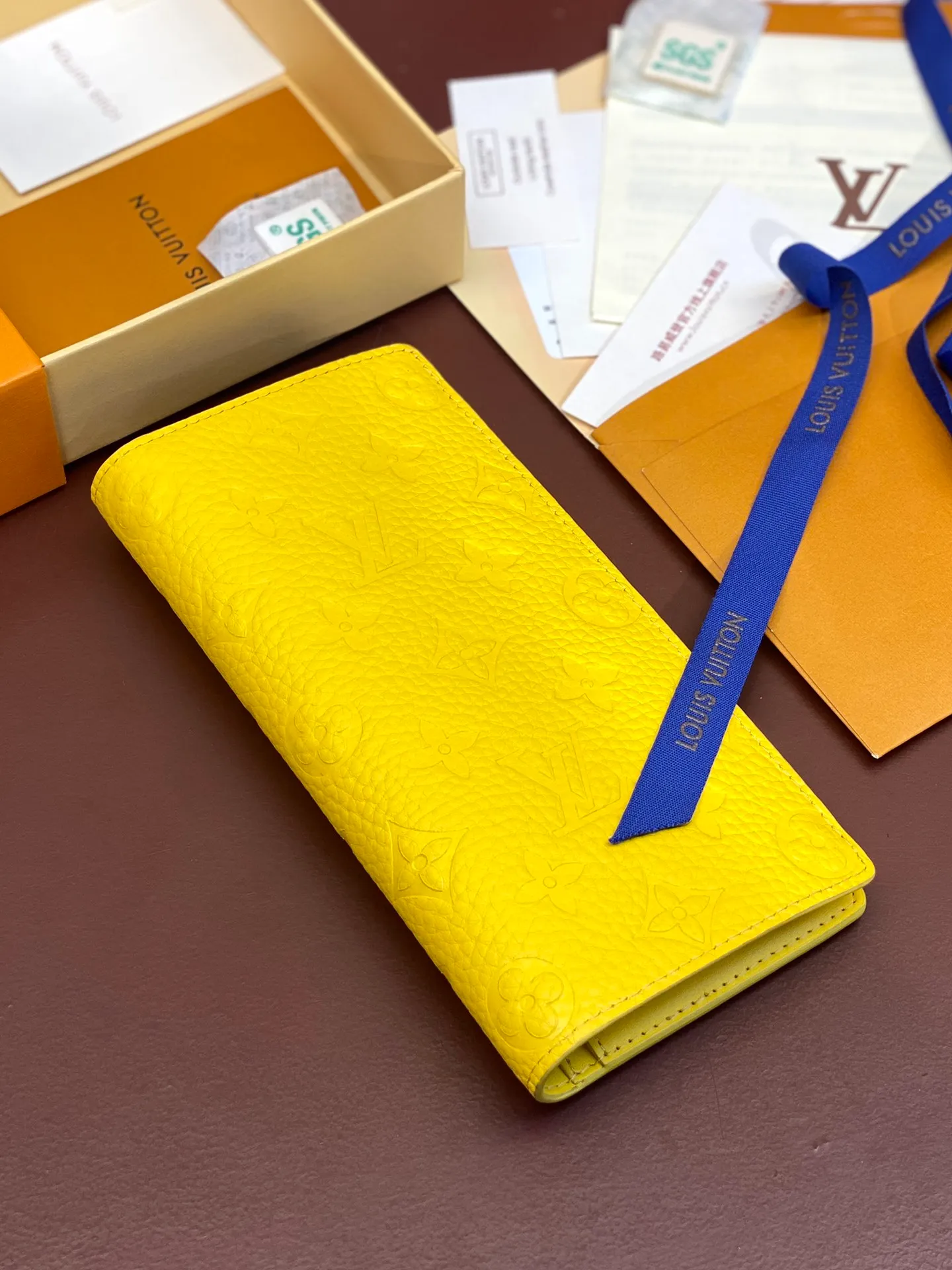 💰480 M69038 Yellow! The chip version, (made of top-grain cowhide) Brazza wallet is made of soft Taurillon leather embossed with the Monogram pattern. It has various card slots, pockets and a large zippered coin compartment. It has ample capacity and can easily fit in most jacket pockets. Dimensions 10 x 19 x 2 cm (length x height x width).