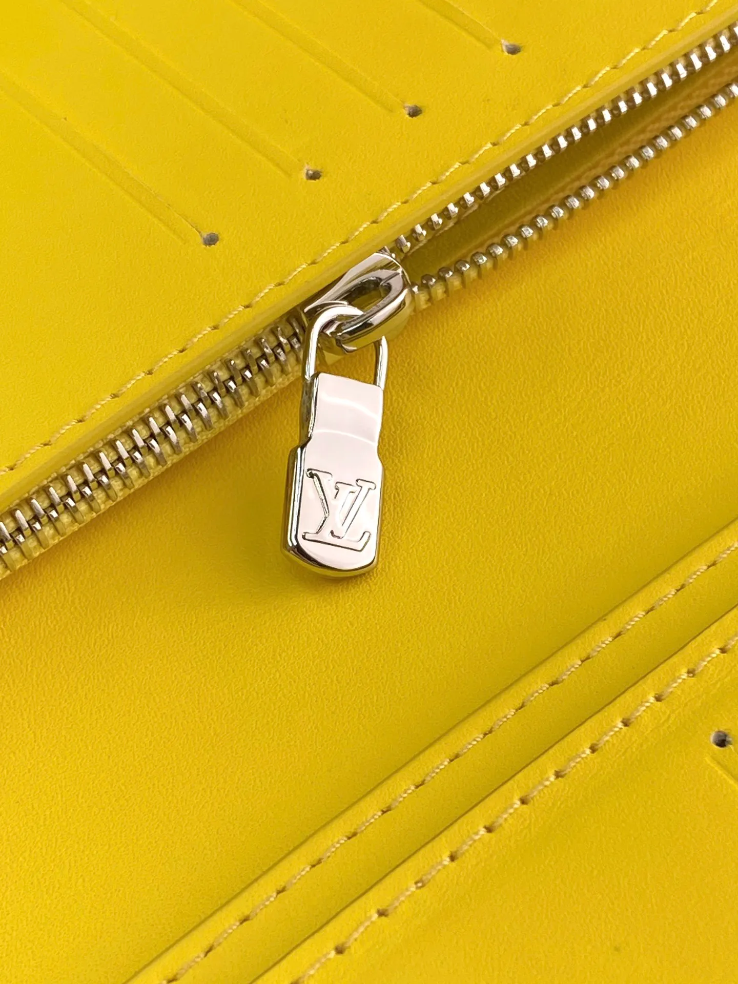 💰480 M69038 Yellow! The chip version, (made of top-grain cowhide) Brazza wallet is made of soft Taurillon leather embossed with the Monogram pattern. It has various card slots, pockets and a large zippered coin compartment. It has ample capacity and can easily fit in most jacket pockets. Dimensions 10 x 19 x 2 cm (length x height x width).