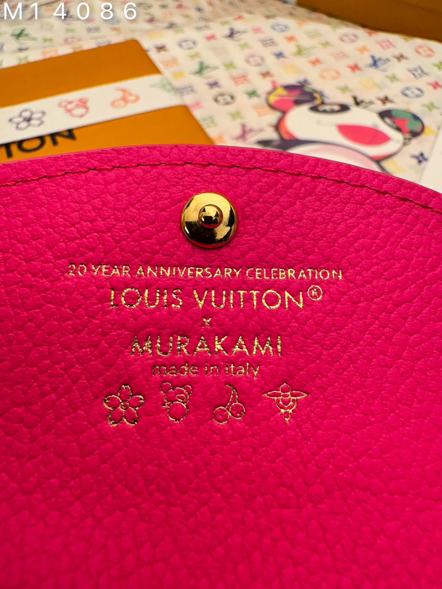 M14086 "Special Duty Free" ♻️[Official Special Edition·First Class Material·All Steel Hardware·163 Chip·Full Packaging] Rosalie coin wallet is a daily must-have in Louis Vuitton's iconic Monogram Empreinte leather, which is redesigned in the new color combination of the Louis Vuitton x Murakami series. Crafted with sleek, pocket-sized proportions, the wallet features a rounded front flap, an interior zippered coin compartment, and is playfully signed in multicolor Monogram coated canvas, referencing the artist's signature rainbow palette. 11x8x2.5cm 💰540