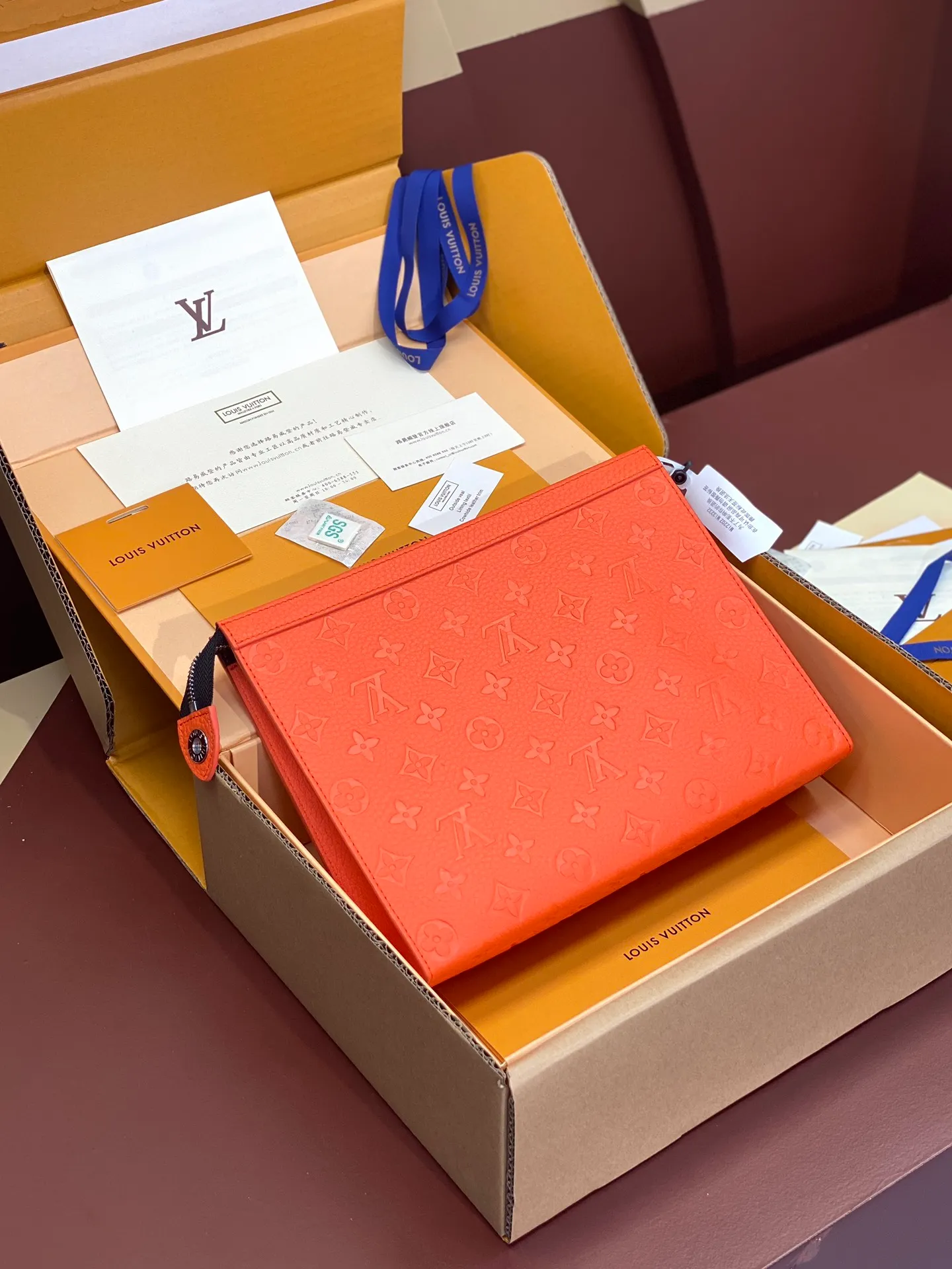 💰720 upgraded version⚠️M61692 embossed orange! Chip version, (made of first-layer cowhide) POCHETTE VOYAGE clutch. This Pochette Voyage clutch is made of Taïga pebbled cowhide, marked with LV letters on one corner, and paired with shiny metal parts. The zipper opens the card slot and main compartment, which can accommodate small items. Detailed features! 27 x 21 x 6 cm, (Length x Height x Width), Taïga cow leather, Textile lining, Metal hardware, Zip closure, Internal slip pocket, Card compartment, Made in one of France, Spain, Italy and the United States.