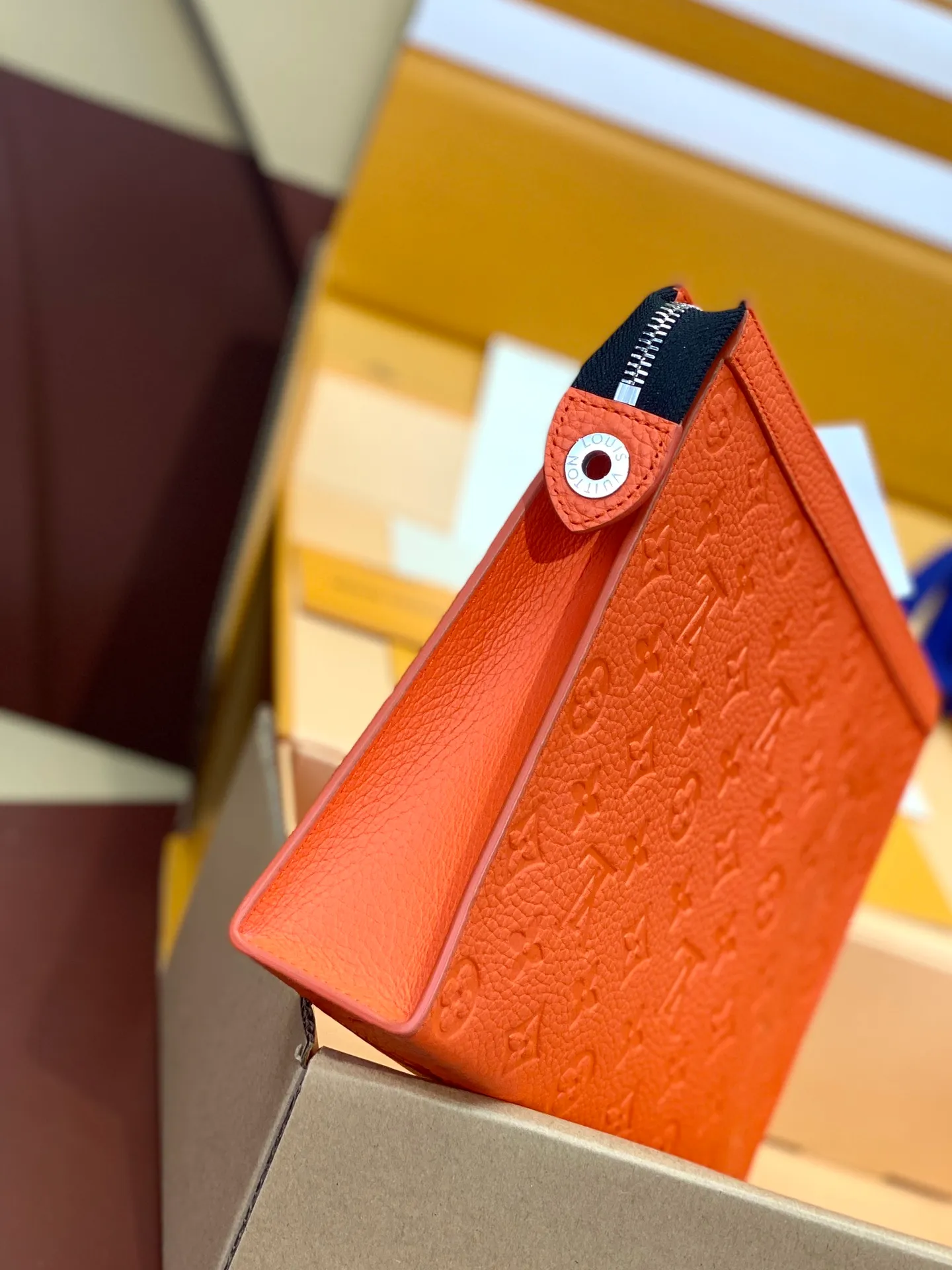 💰720 upgraded version⚠️M61692 embossed orange! Chip version, (made of first-layer cowhide) POCHETTE VOYAGE clutch. This Pochette Voyage clutch is made of Taïga pebbled cowhide, marked with LV letters on one corner, and paired with shiny metal parts. The zipper opens the card slot and main compartment, which can accommodate small items. Detailed features! 27 x 21 x 6 cm, (Length x Height x Width), Taïga cow leather, Textile lining, Metal hardware, Zip closure, Internal slip pocket, Card compartment, Made in one of France, Spain, Italy and the United States.