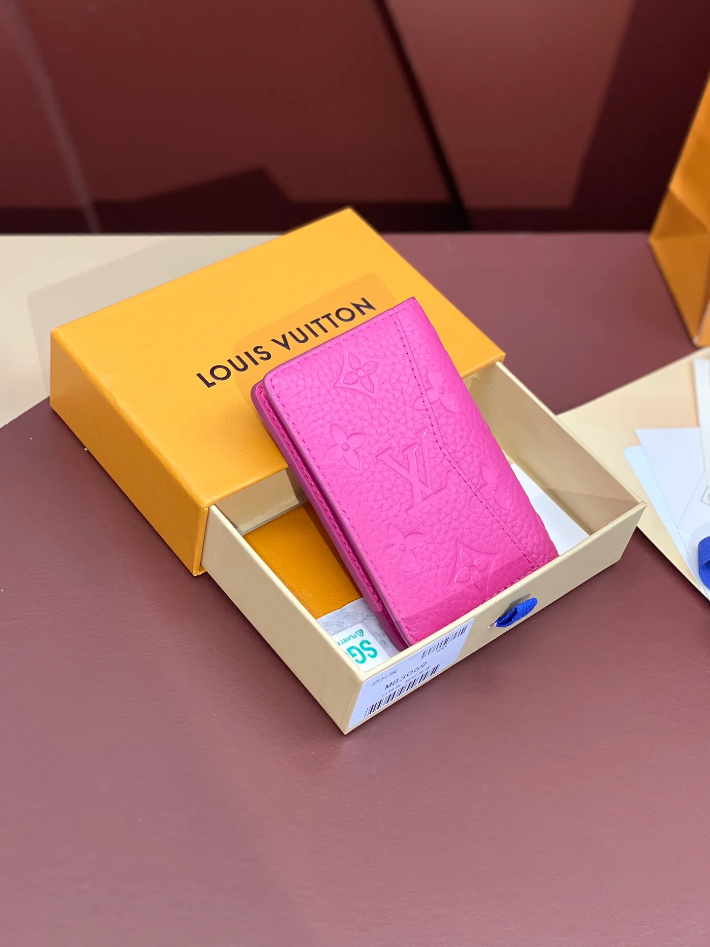 💰 340 M83069 Rose red! Chip version, (made of top-grain cowhide), this pocket wallet is made of full-grain Taurillon leather, with subtle embossed LV letters and Monogram flowers. The compact design has an inner pocket and an outer pocket for easy access to credit cards or transportation cards. Detailed features 7.5 x 11.1 x 1 cm (length x height x width).