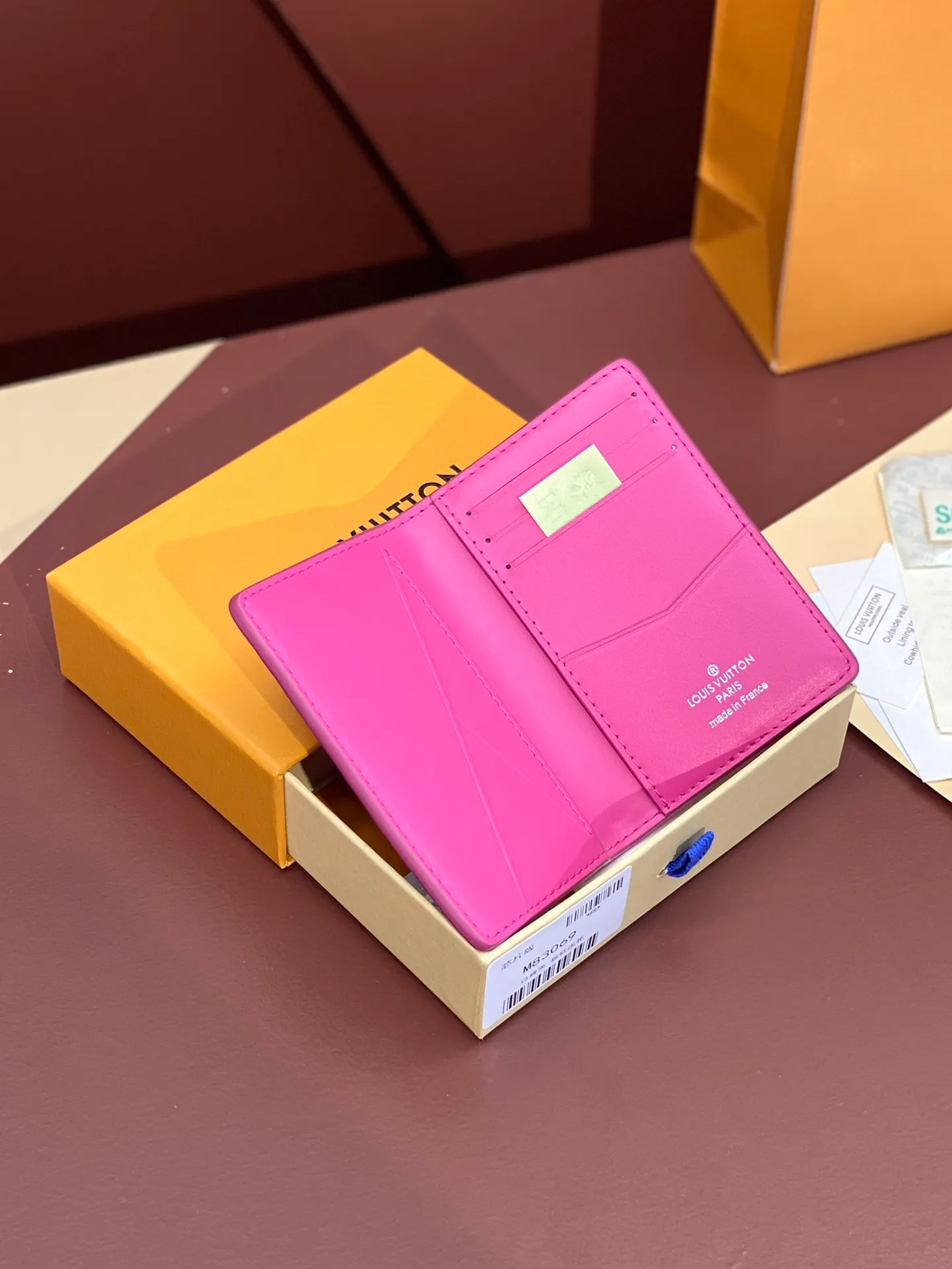 💰 340 M83069 Rose red! Chip version, (made of top-grain cowhide), this pocket wallet is made of full-grain Taurillon leather, with subtle embossed LV letters and Monogram flowers. The compact design has an inner pocket and an outer pocket for easy access to credit cards or transportation cards. Detailed features 7.5 x 11.1 x 1 cm (length x height x width).
