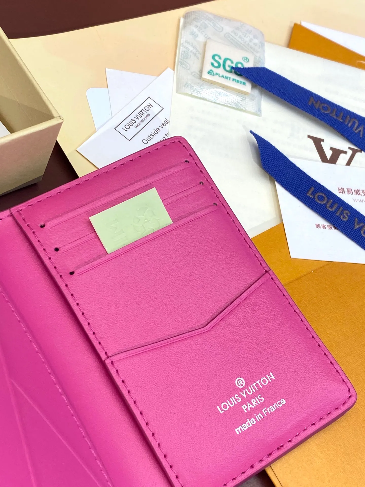 💰 340 M83069 Rose red! Chip version, (made of top-grain cowhide), this pocket wallet is made of full-grain Taurillon leather, with subtle embossed LV letters and Monogram flowers. The compact design has an inner pocket and an outer pocket for easy access to credit cards or transportation cards. Detailed features 7.5 x 11.1 x 1 cm (length x height x width).
