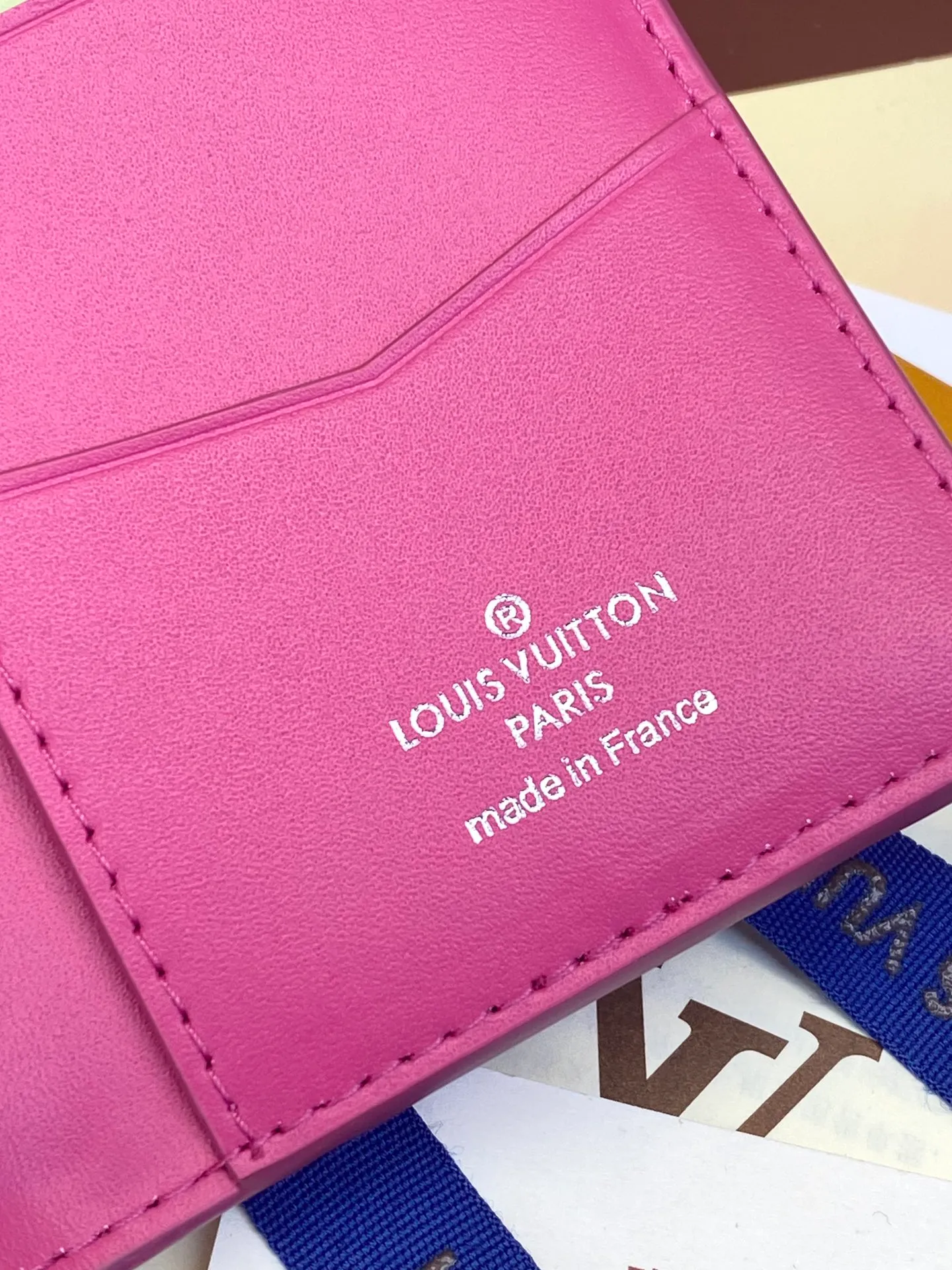 💰 340 M83069 Rose red! Chip version, (made of top-grain cowhide), this pocket wallet is made of full-grain Taurillon leather, with subtle embossed LV letters and Monogram flowers. The compact design has an inner pocket and an outer pocket for easy access to credit cards or transportation cards. Detailed features 7.5 x 11.1 x 1 cm (length x height x width).