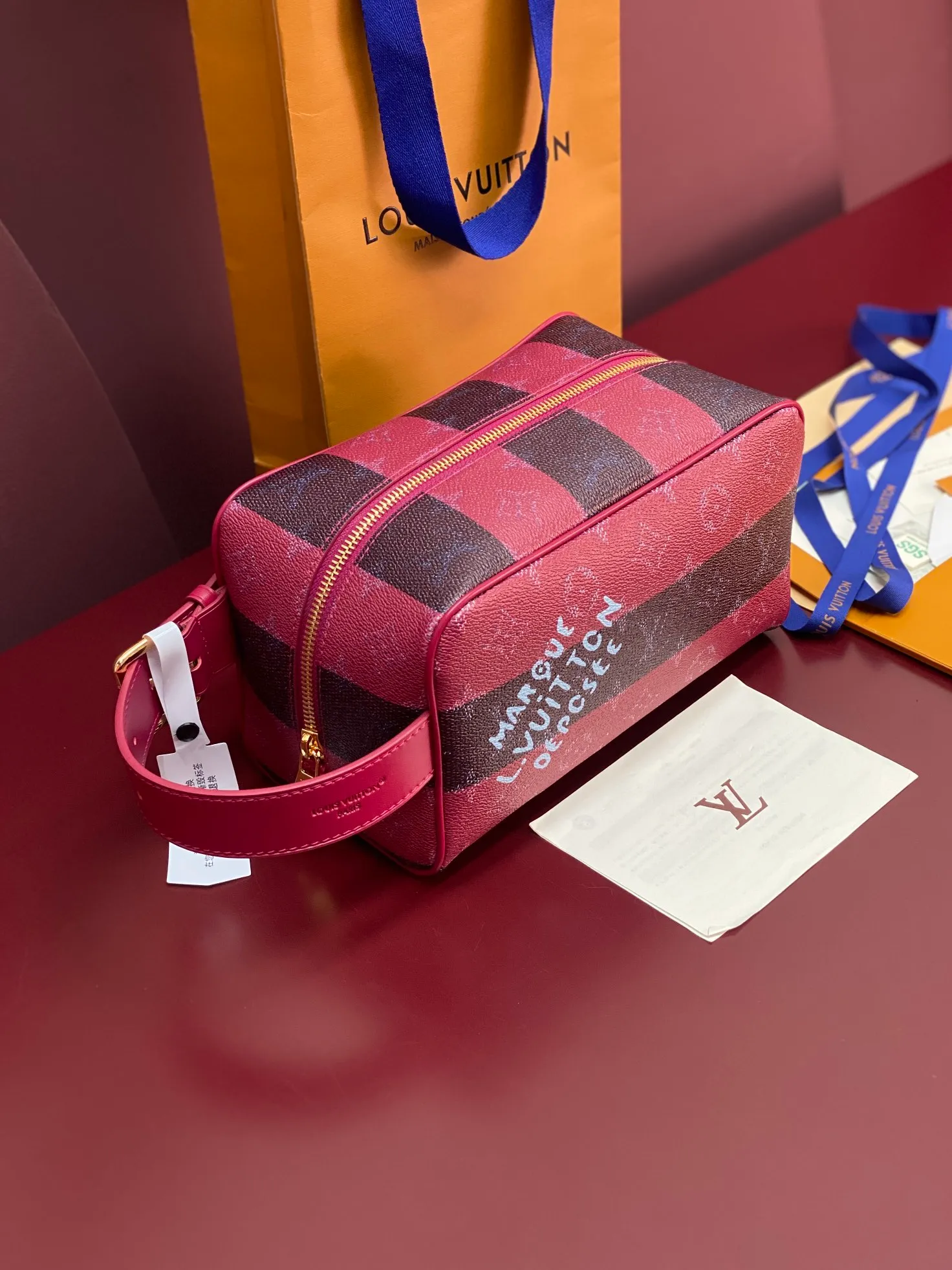 M25902 Striped Purple! Core version! The LOCKER DOPP KIT toilet bag is made of Monogram Heritage coated canvas designed by Pharrell Williams, integrating the Monogram pattern into the vertical and horizontal texture of the original Damier check. The main compartment and interior patch pockets are functional, while the interior lining is accented with vibrant stripes. Dimensions: 13 x 12 x 23 cm (H x W x Length)