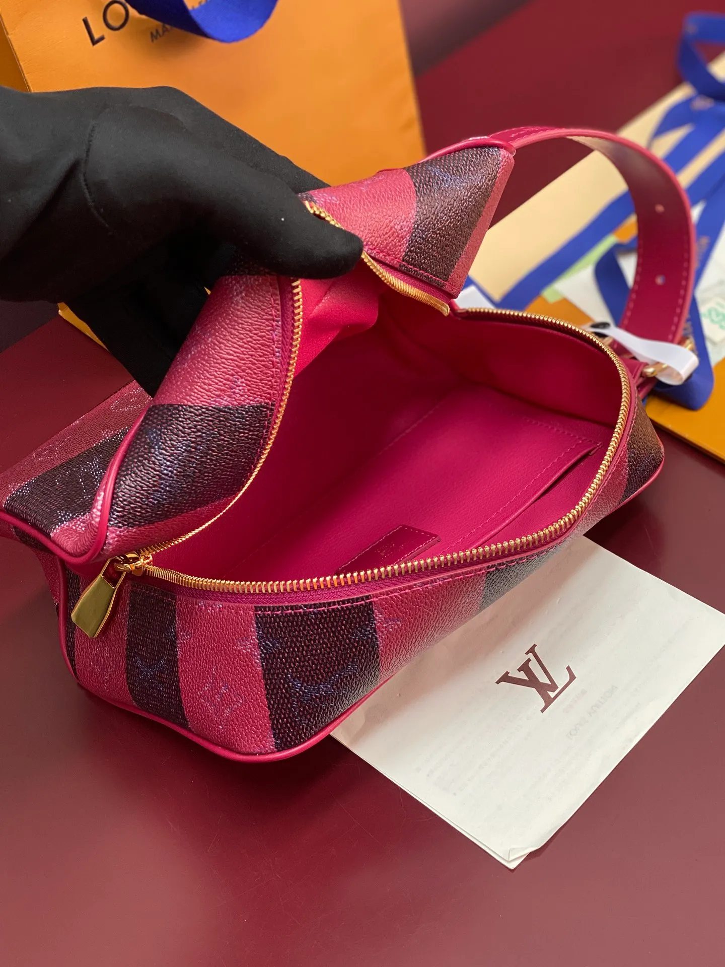 M25902 Striped Purple! Core version! The LOCKER DOPP KIT toilet bag is made of Monogram Heritage coated canvas designed by Pharrell Williams, integrating the Monogram pattern into the vertical and horizontal texture of the original Damier check. The main compartment and interior patch pockets are functional, while the interior lining is accented with vibrant stripes. Dimensions: 13 x 12 x 23 cm (H x W x Length)