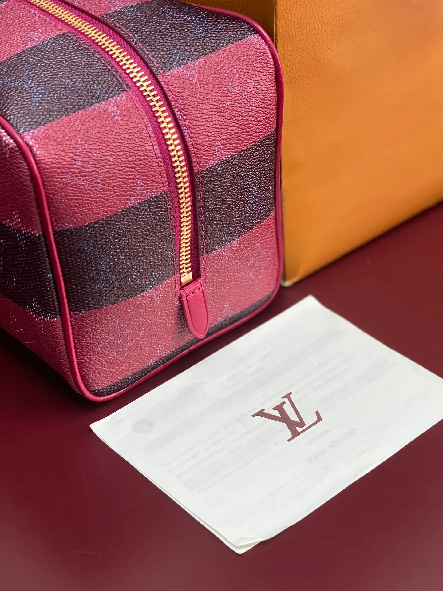M25902 Striped Purple! Core version! The LOCKER DOPP KIT toilet bag is made of Monogram Heritage coated canvas designed by Pharrell Williams, integrating the Monogram pattern into the vertical and horizontal texture of the original Damier check. The main compartment and interior patch pockets are functional, while the interior lining is accented with vibrant stripes. Dimensions: 13 x 12 x 23 cm (H x W x Length)