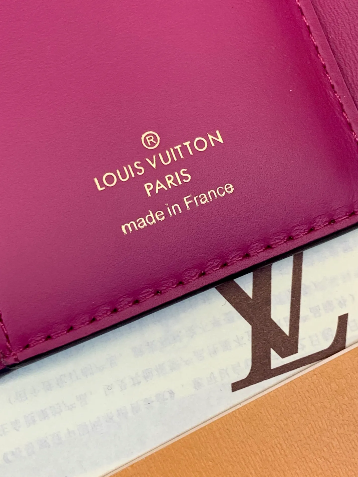 M62157 Black This model is made of soft leather and the LV logo is wrapped in leather. The design of this elegant wallet is inspired by the iconic design streamlines. It feels good in hand and is highly practical. It has a thin and light shape and a large number of compartments inside, making it practical. size: 13.5x9.0x2.0cm 💰620