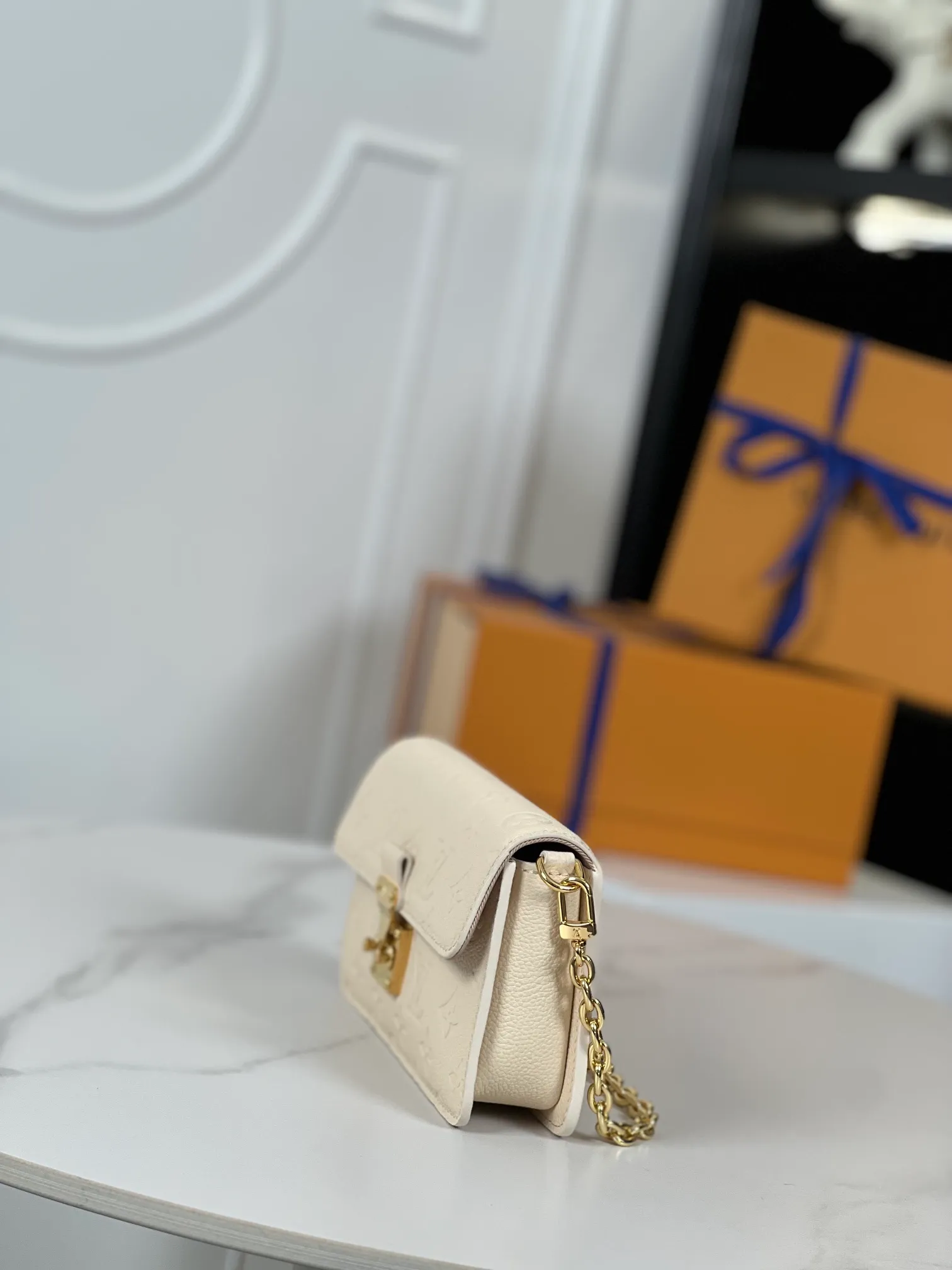 P960 "With full set of counter packaging"🇫🇷Exclusive real shot of super original leather M82836! The Wallet On Chain Metis bag is made from grained Monogram Empreinte leather, embossed with the brand's Monogram pattern. The distinctive appearance, with its trapezoidal design and front flap secured with an S-lock, is inspired by the classic Louis Vuitton luggage. Detachable chain allows for cross-body wear. Size: 19×11×5.5cm