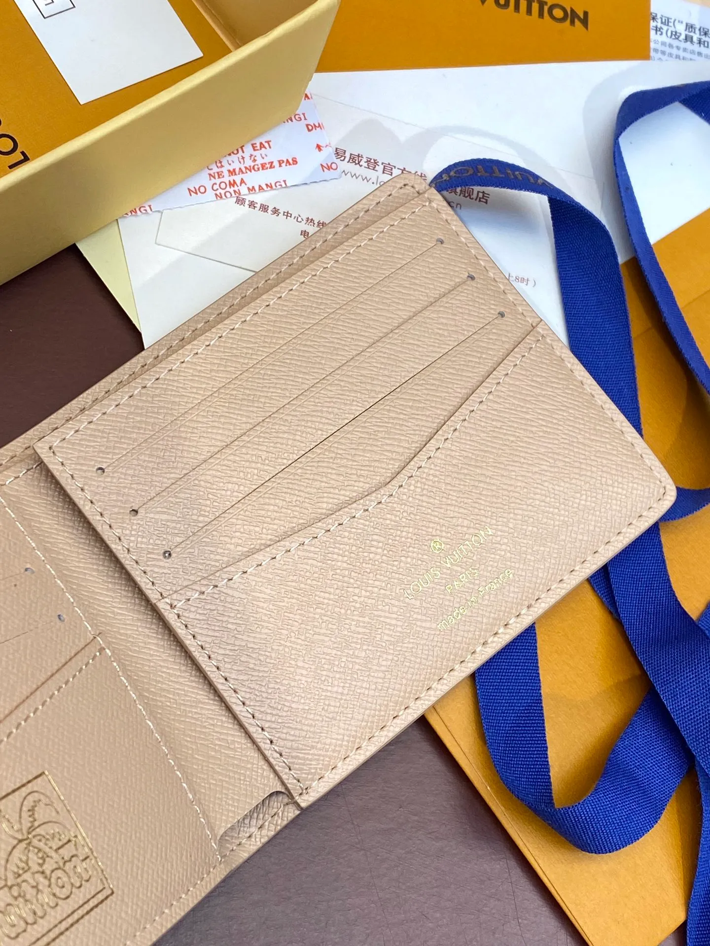 M61695 Skateboard 🛹 Khaki! This Slender wallet is made of Monogram Surfin’ coated canvas, with colorful patterns overlapping tropical elements and the brand’s classic logo, giving the iconic piece a retro feel. Inside there are eight card slots and a compartment for banknotes. size: 11x8.5x2cm. 💰340