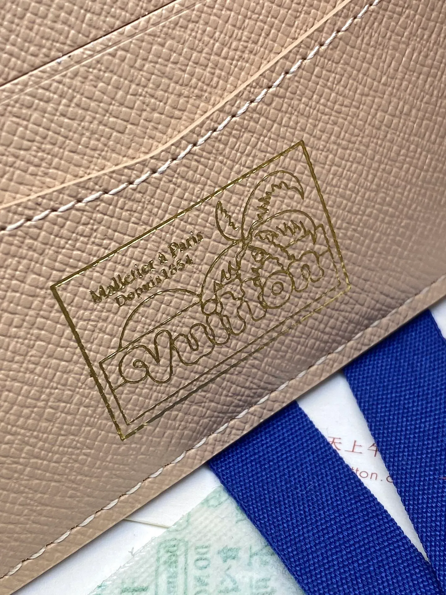 M61695 Skateboard 🛹 Khaki! This Slender wallet is made of Monogram Surfin’ coated canvas, with colorful patterns overlapping tropical elements and the brand’s classic logo, giving the iconic piece a retro feel. Inside there are eight card slots and a compartment for banknotes. size: 11x8.5x2cm. 💰340
