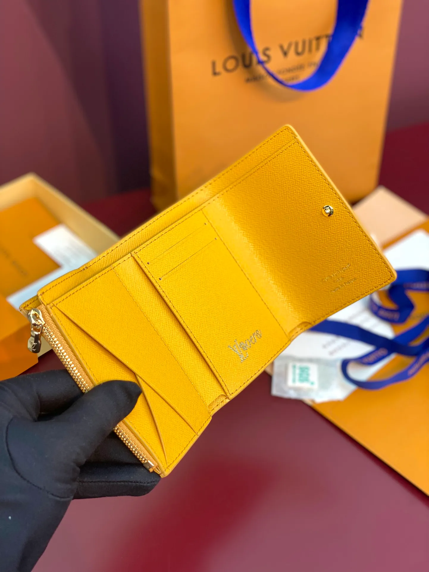 M13222 yellow! Victor Wallet, this elegant Victor wallet is made of Monogram Eclipse canvas and can hold change, business cards, banknotes and receipts, making it extremely practical. This wallet features a snap closure and opens to reveal a bill pocket, five compartments for credit cards or transit cards, and a zippered coin pocket. The Victor wallet is compact and fits easily into your pocket.  11.5 x 9 x 2.5 cm (length x height x width). 💰520