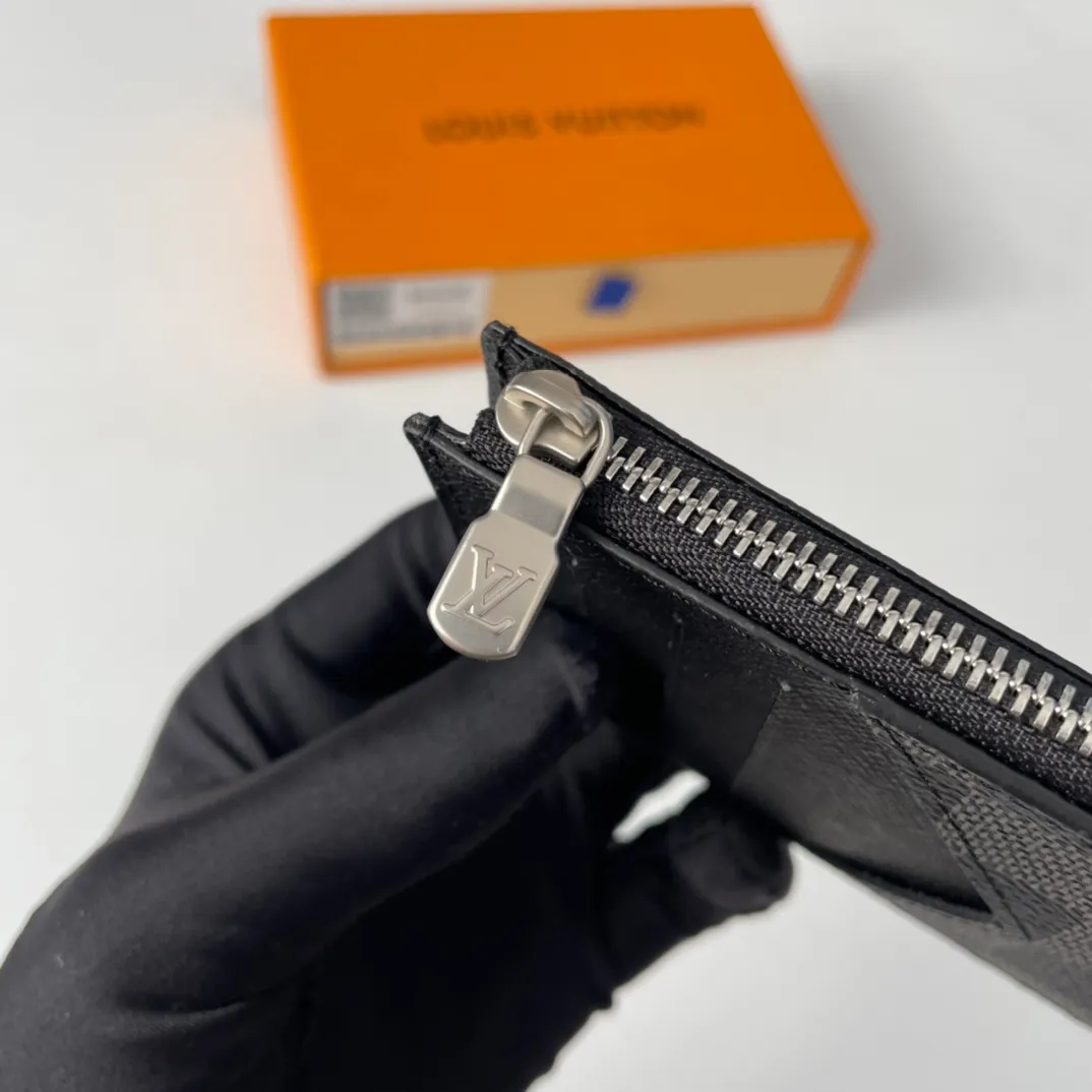 P300🇫🇷Exclusive real shot of overseas original order N64038 Heige. This Coin card holder made of Damier Graphite canvas is a safe way to store coins and change. It has a slim appearance and interior features a credit card slot, zippered coin pocket and bill compartment. Black leather lining with black and gray canvas outer layer, fashionable and elegant. Size: 14×8cm