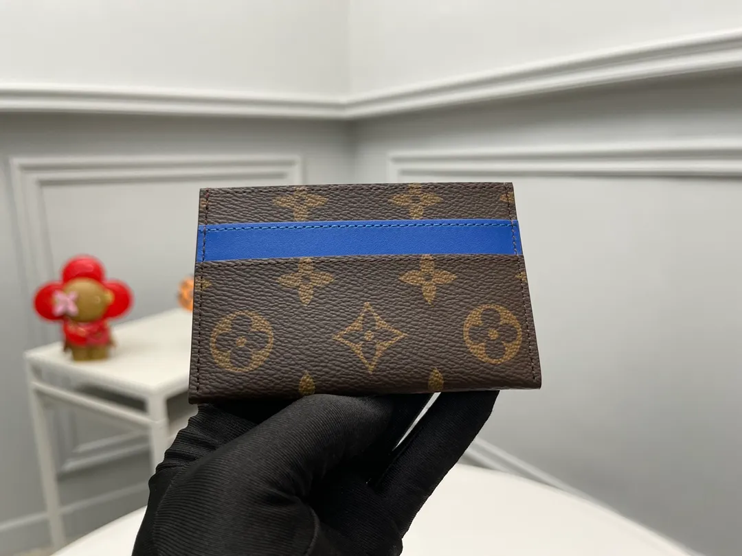 [Top original order] M12843 blue👏👏A card holder with a correct expression completed with Monogram Maccasse (one of Mason’s classic canvases). The casual color embellishment is the charm. The dyed denim leather strap on the upper part and the lining of the same color add an unexpected twist. Dimensions: 11 x 7 x 1.5 cm. 🎁🎁120.