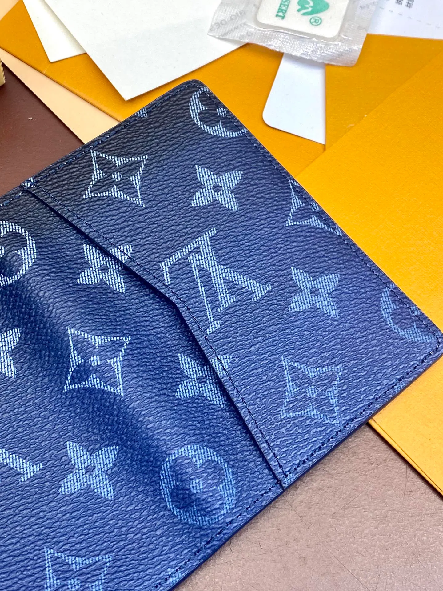 M11548 gradient blue! Card Holder Wallet Series Pocket Wallet This Louis Vuitton pocket wallet is small in size and powerful in function. It can store credit cards, banknotes and receipts, and can be easily put into a handbag or clothing pocket. Dimensions: 7.5 x 11x 1 cm (length x height x width). 💰320
