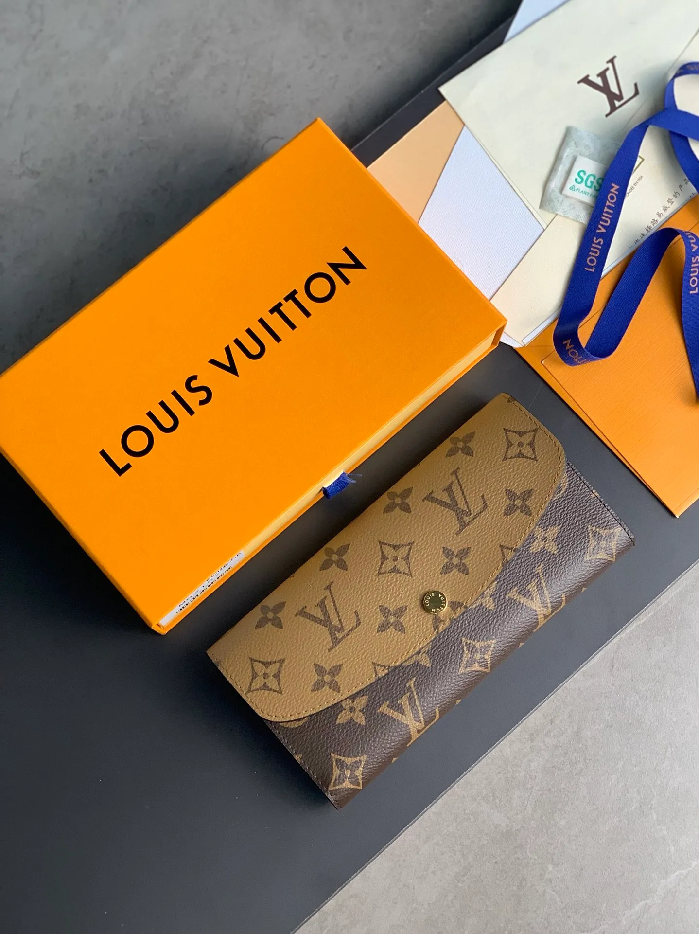 M82157! yellow flower! EMILIE Wallet releases the modern style of Monogram canvas and Monogram Reverse canvas. The simple silhouette and rounded flap enhance the recognition of the series. The back patch pocket adds functional details. Size: 19 x 10 x 2cm. 💰360