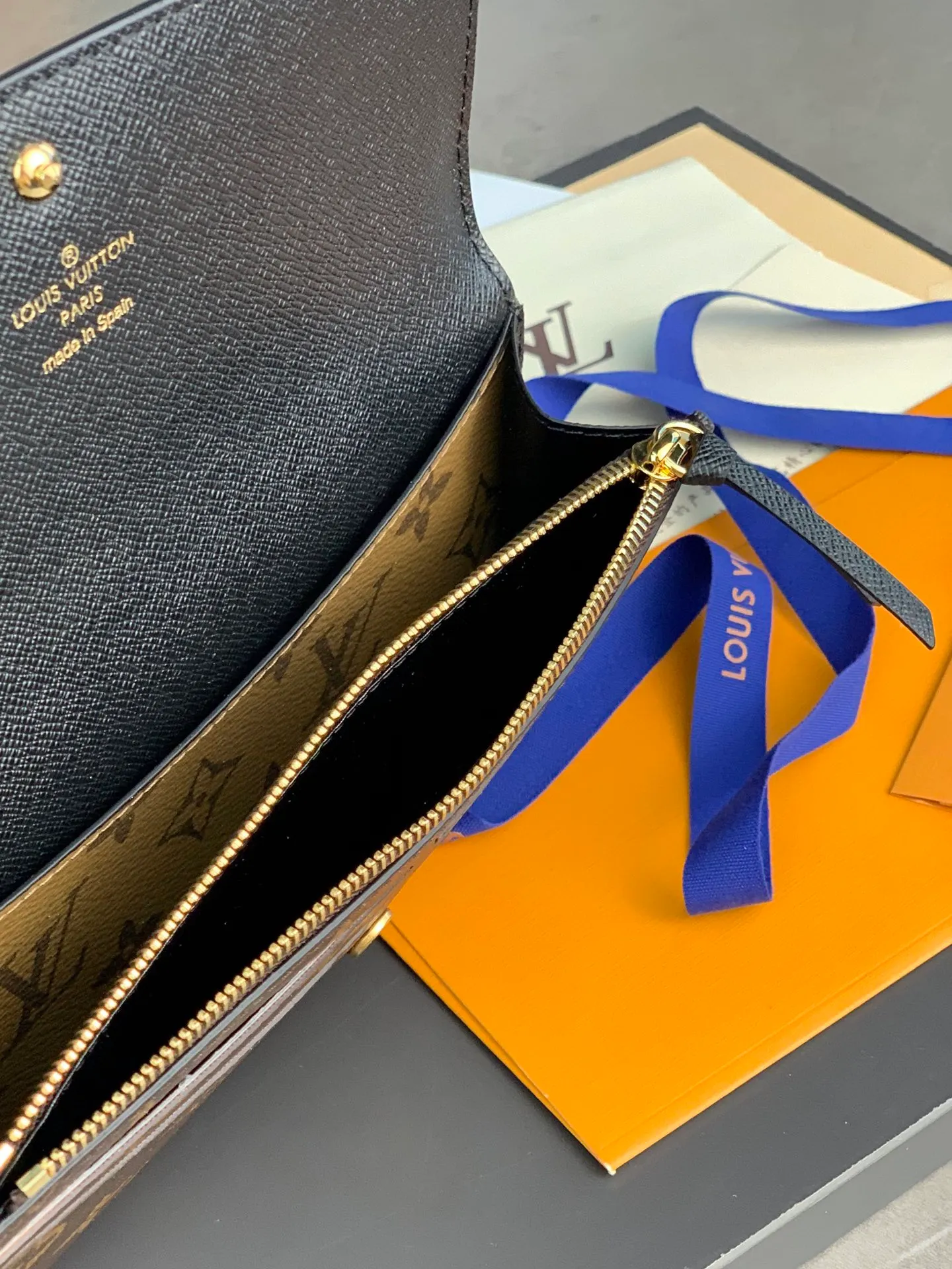 M82157! yellow flower! EMILIE Wallet releases the modern style of Monogram canvas and Monogram Reverse canvas. The simple silhouette and rounded flap enhance the recognition of the series. The back patch pocket adds functional details. Size: 19 x 10 x 2cm. 💰360