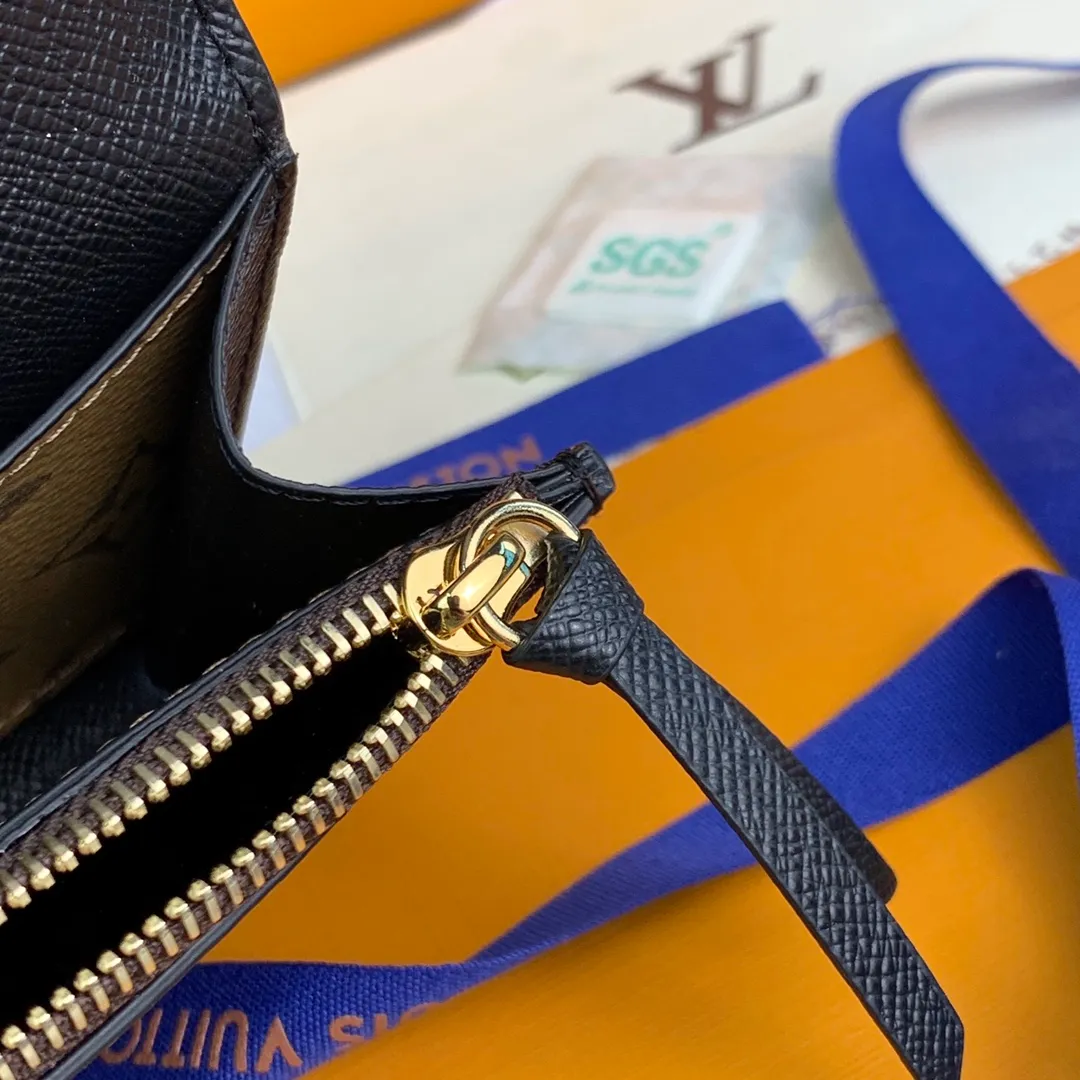 M82157! yellow flower! EMILIE Wallet releases the modern style of Monogram canvas and Monogram Reverse canvas. The simple silhouette and rounded flap enhance the recognition of the series. The back patch pocket adds functional details. Size: 19 x 10 x 2cm. 💰360