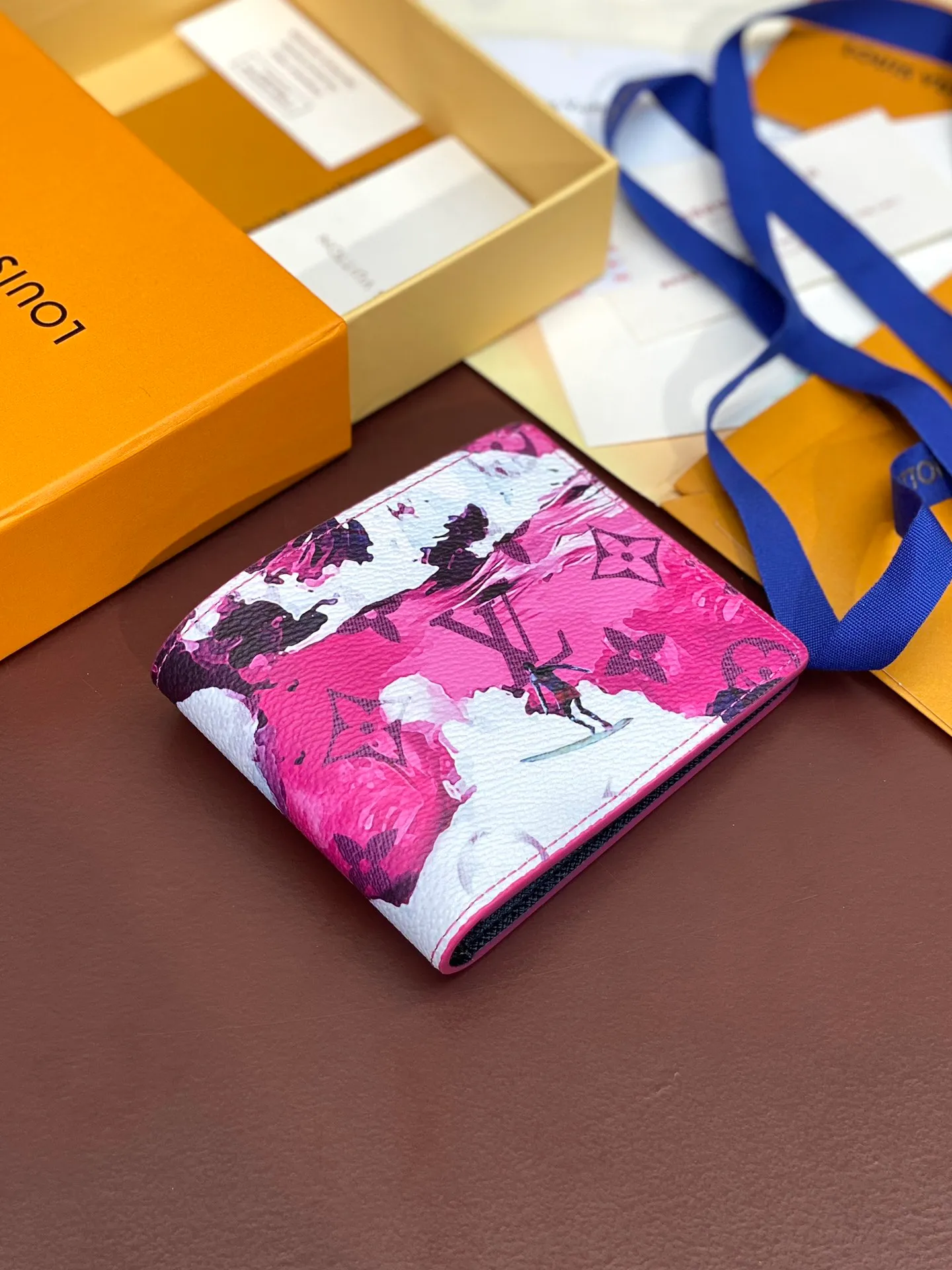 💰340 M61695 Skateboard 🛹 Black! This Slender wallet is made of Monogram Surfin’ coated canvas, with colorful patterns overlapping tropical elements and the brand’s classic logo, giving the iconic piece a retro feel. Inside there are eight card slots and a compartment for banknotes. size: 11x8.5x2cm.