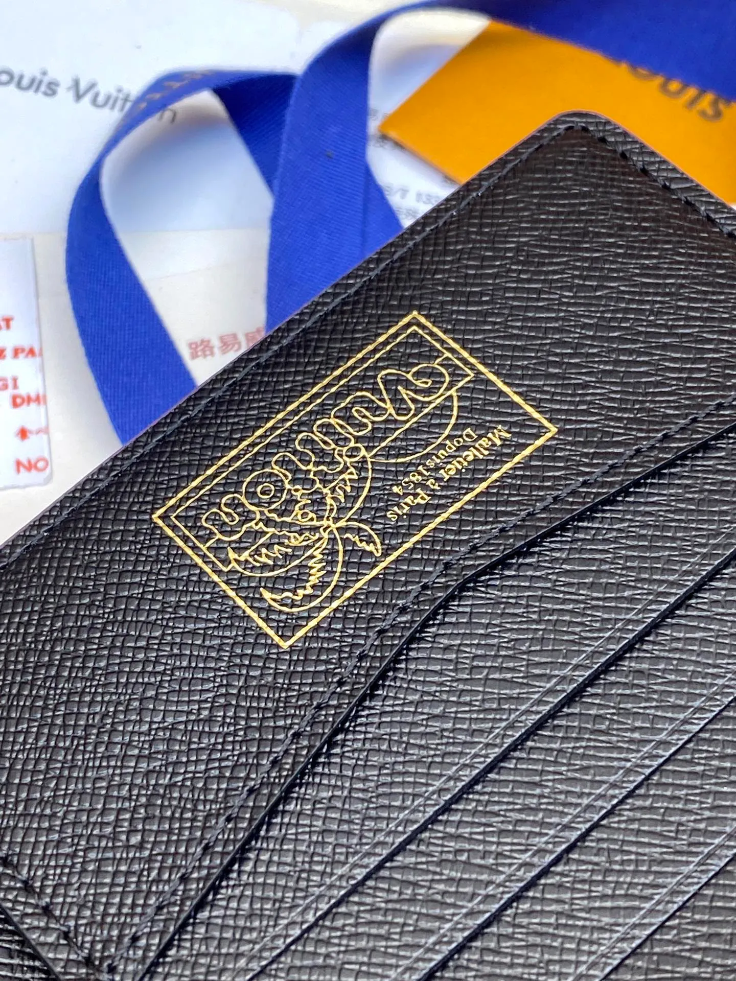 💰340 M61695 Skateboard 🛹 Black! This Slender wallet is made of Monogram Surfin’ coated canvas, with colorful patterns overlapping tropical elements and the brand’s classic logo, giving the iconic piece a retro feel. Inside there are eight card slots and a compartment for banknotes. size: 11x8.5x2cm.