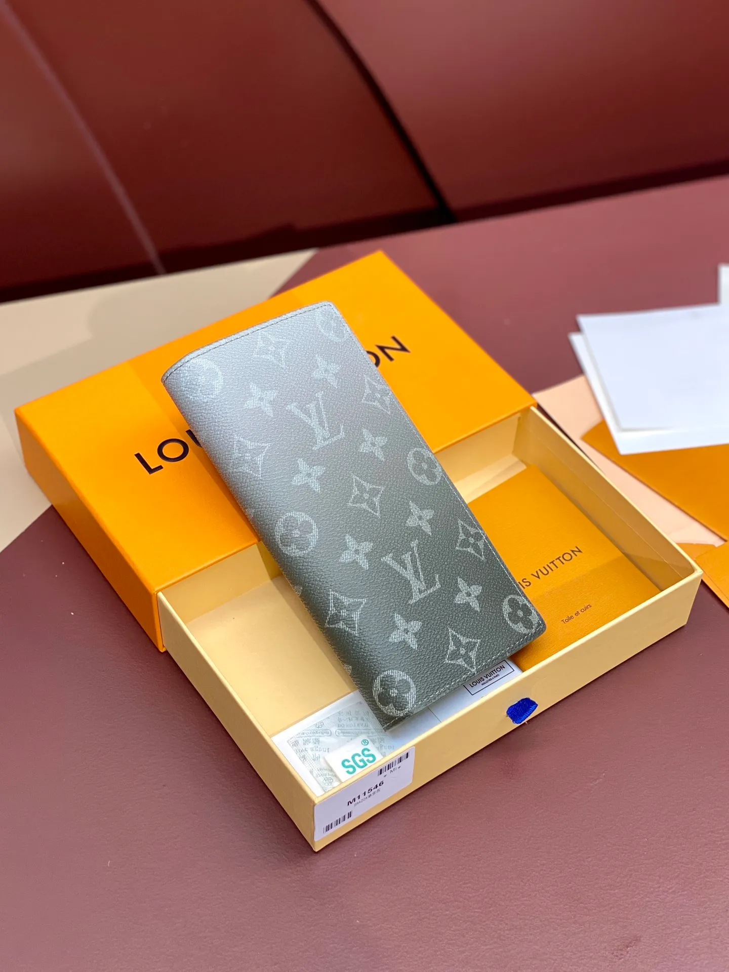 M11546 gradient gray! BRAZZA WALLET This Brazza wallet in Monogram canvas exudes unstoppable masculinity. It's spacious and functional and can easily be stowed away in a coat pocket. Dimensions: 10 x 19 x 2 cm. 💰420