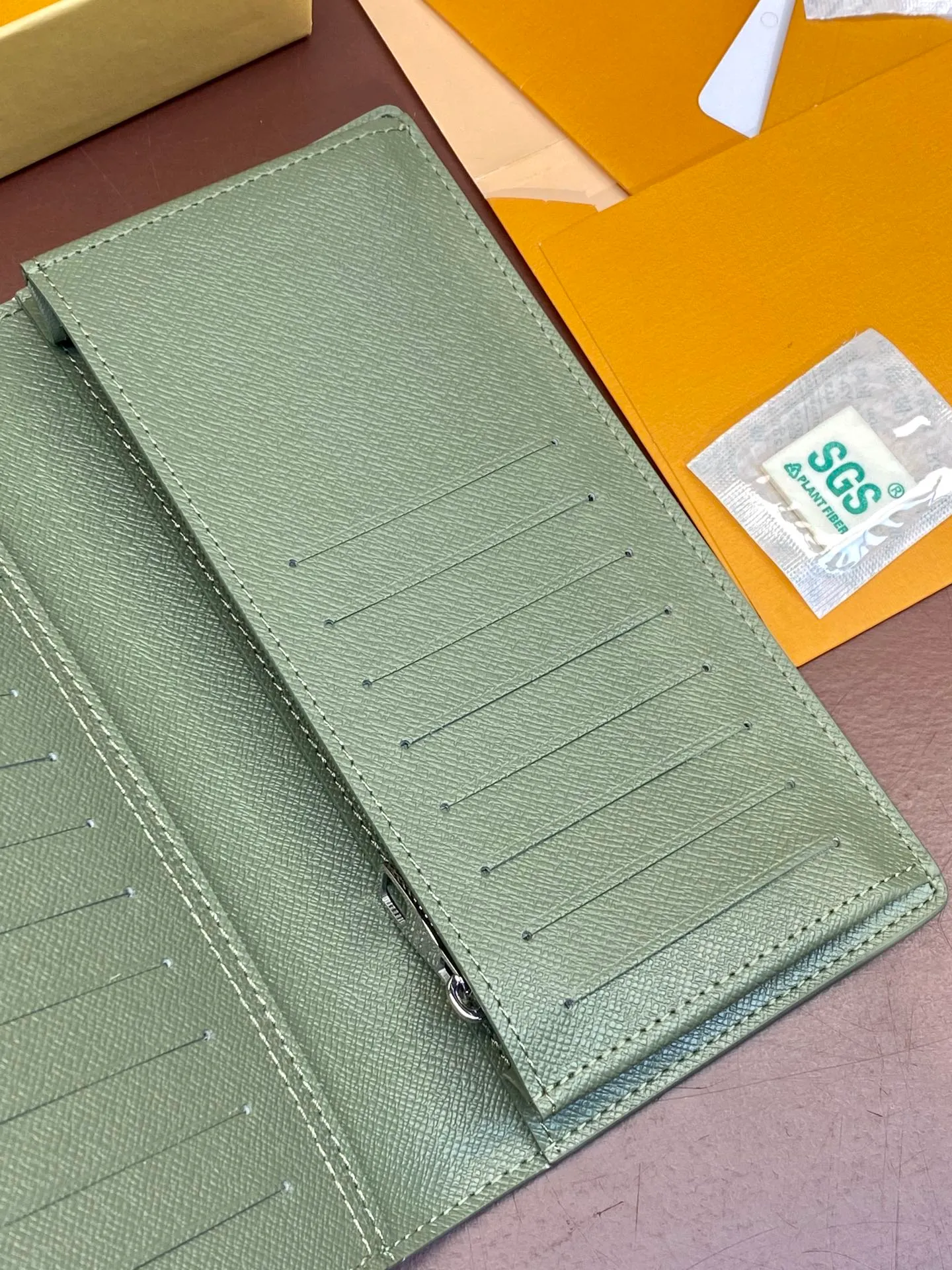 M11546 gradient gray! BRAZZA WALLET This Brazza wallet in Monogram canvas exudes unstoppable masculinity. It's spacious and functional and can easily be stowed away in a coat pocket. Dimensions: 10 x 19 x 2 cm. 💰420