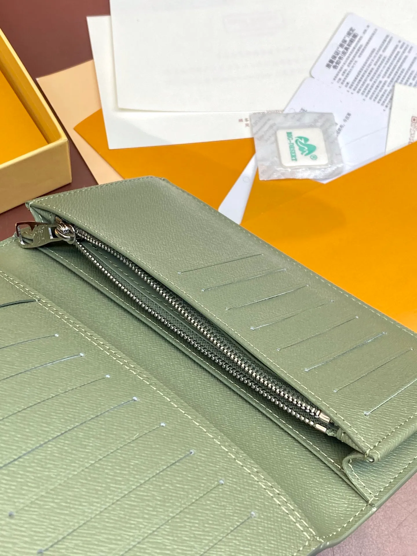 M11546 gradient gray! BRAZZA WALLET This Brazza wallet in Monogram canvas exudes unstoppable masculinity. It's spacious and functional and can easily be stowed away in a coat pocket. Dimensions: 10 x 19 x 2 cm. 💰420